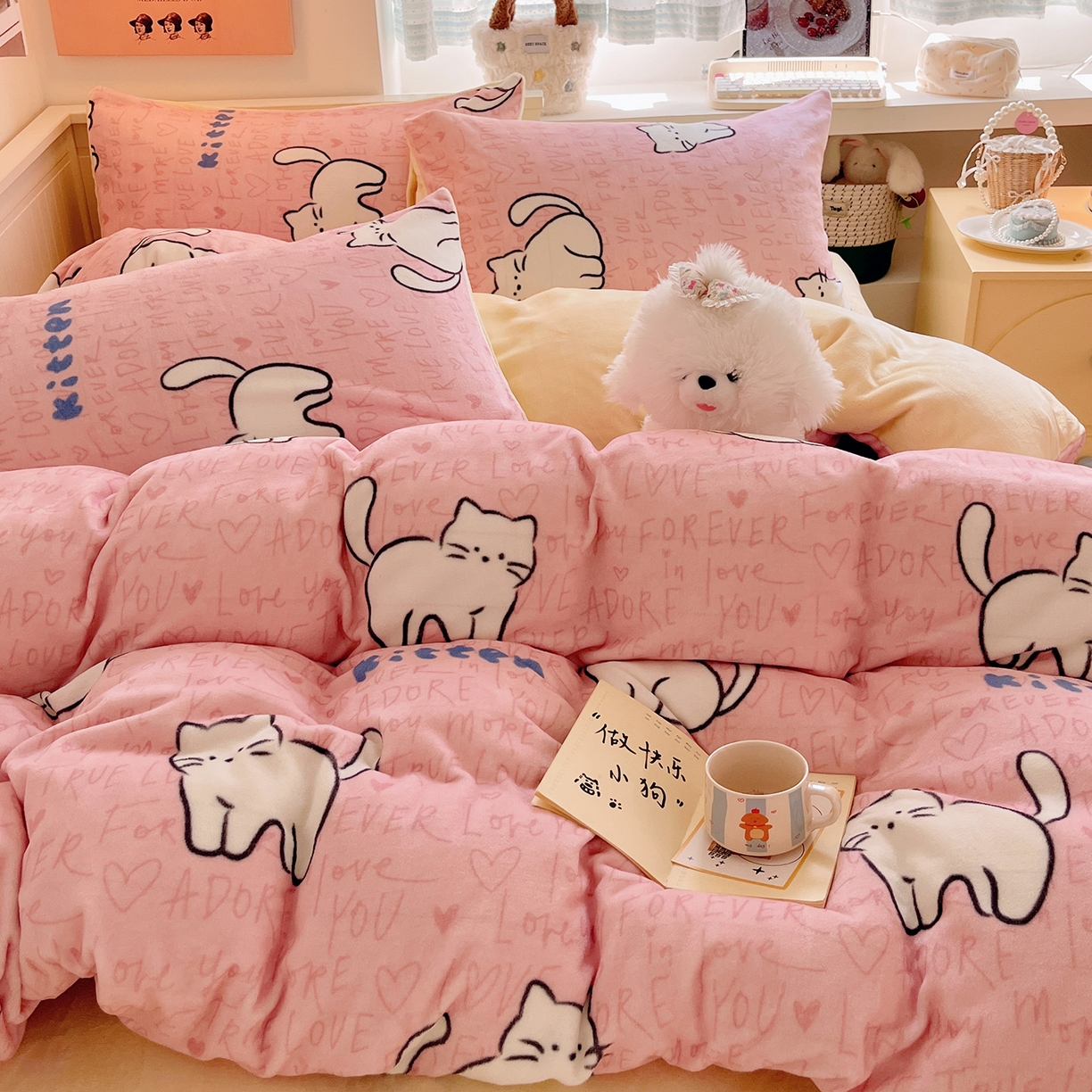91家纺网 家纺一手货源 找家纺 桃子家居 2025新款A类ins小清新少女奶油卡通可爱加厚牛奶绒四件套 绒-粉奶黄猫