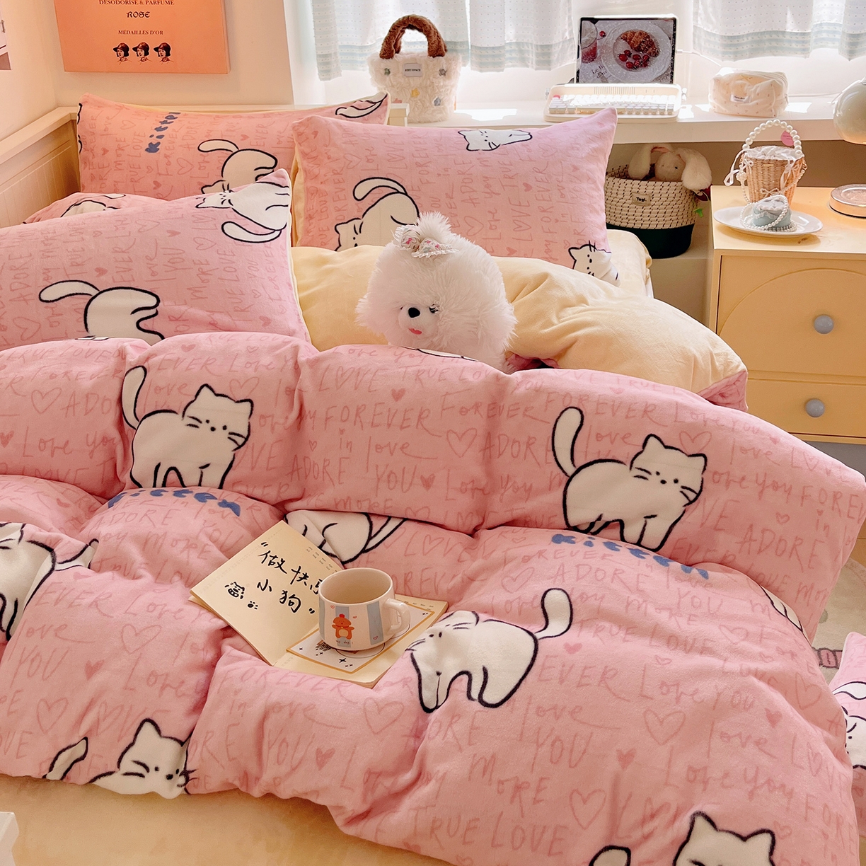 91家纺网 家纺一手货源 找家纺 桃子家居 2025新款A类ins小清新少女奶油卡通可爱加厚牛奶绒四件套 绒-粉奶黄猫