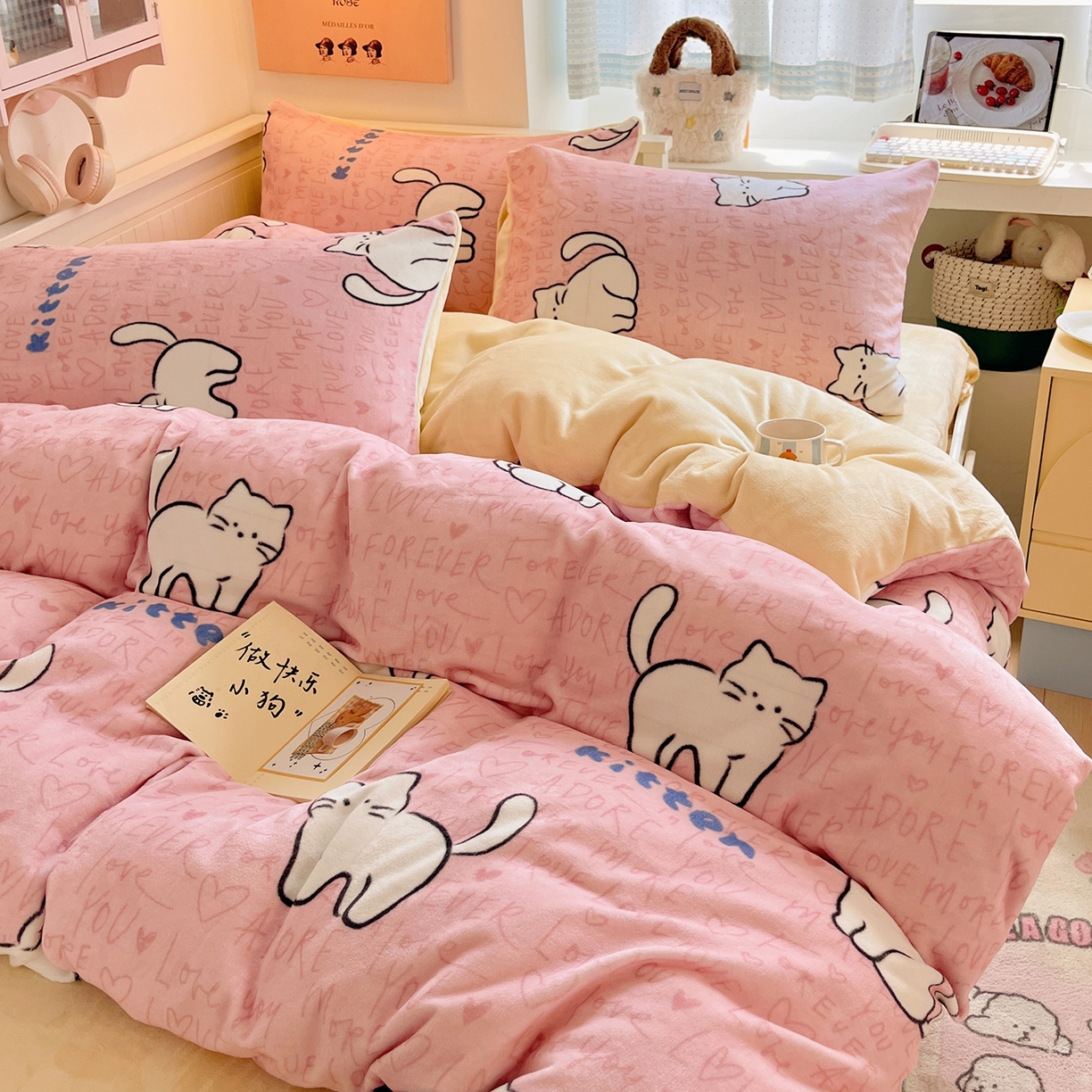 91家纺网 家纺一手货源 找家纺 桃子家居 2025新款A类ins小清新少女奶油卡通可爱加厚牛奶绒四件套 绒-粉奶黄猫