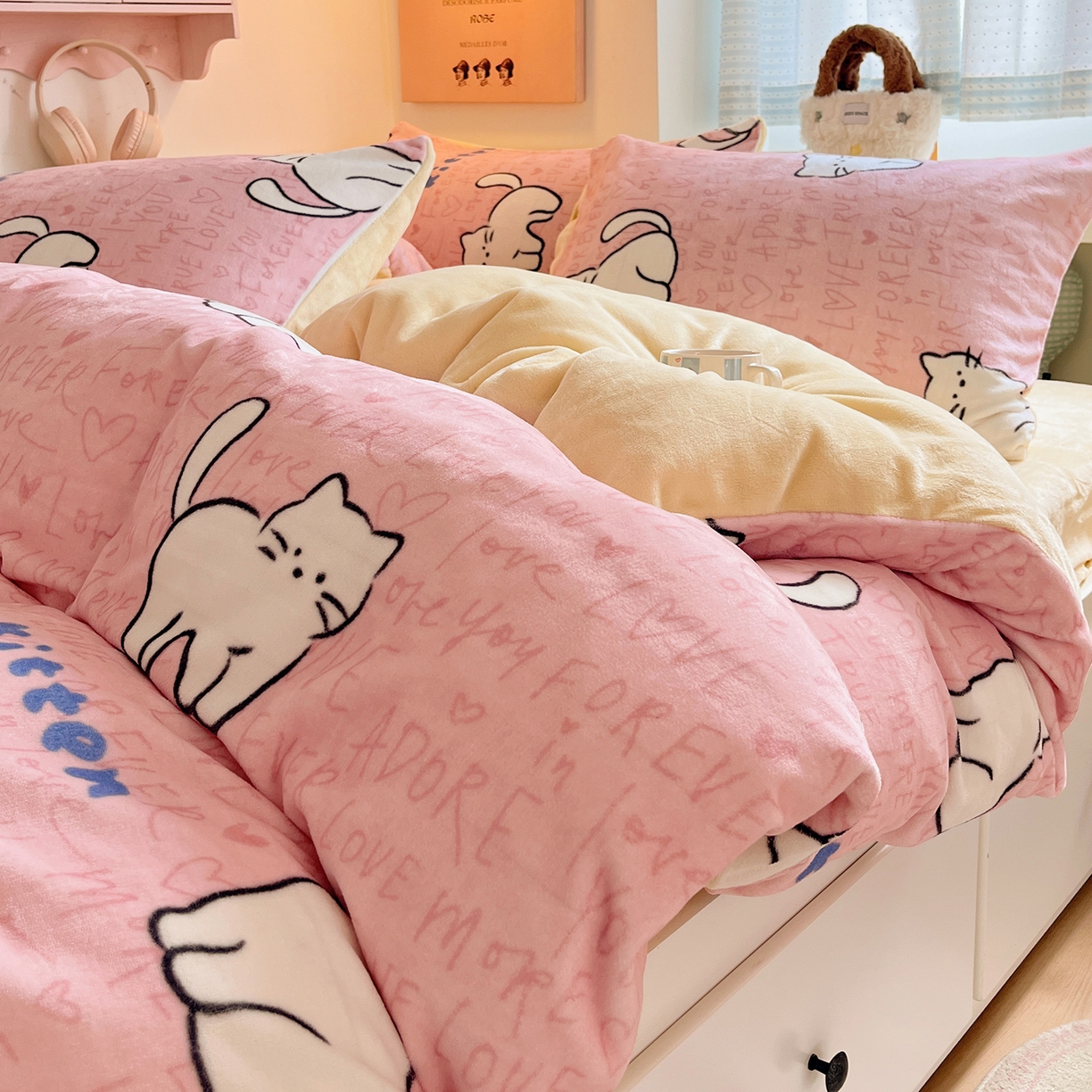 91家纺网 家纺一手货源 找家纺 桃子家居 2025新款A类ins小清新少女奶油卡通可爱加厚牛奶绒四件套 绒-粉奶黄猫