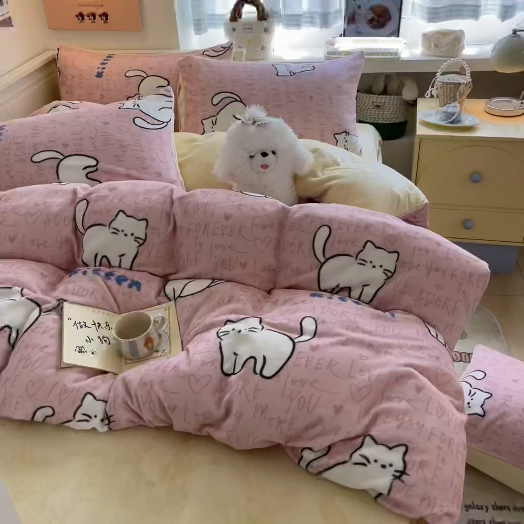 91家纺网 家纺一手货源 找家纺 桃子家居 2025新款A类ins小清新少女奶油卡通可爱加厚牛奶绒四件套 绒-粉奶黄猫