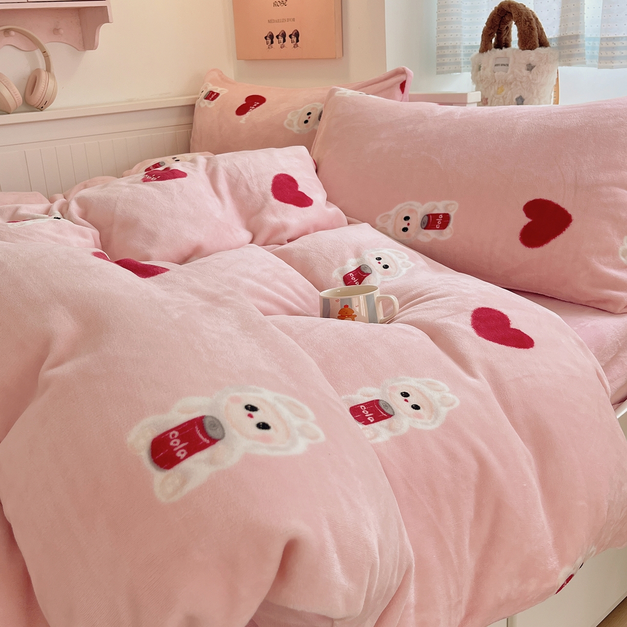 91家纺网 家纺一手货源 找家纺 桃子家居 2025新款A类ins小清新少女奶油卡通可爱加厚牛奶绒四件套 绒-可乐甜甜