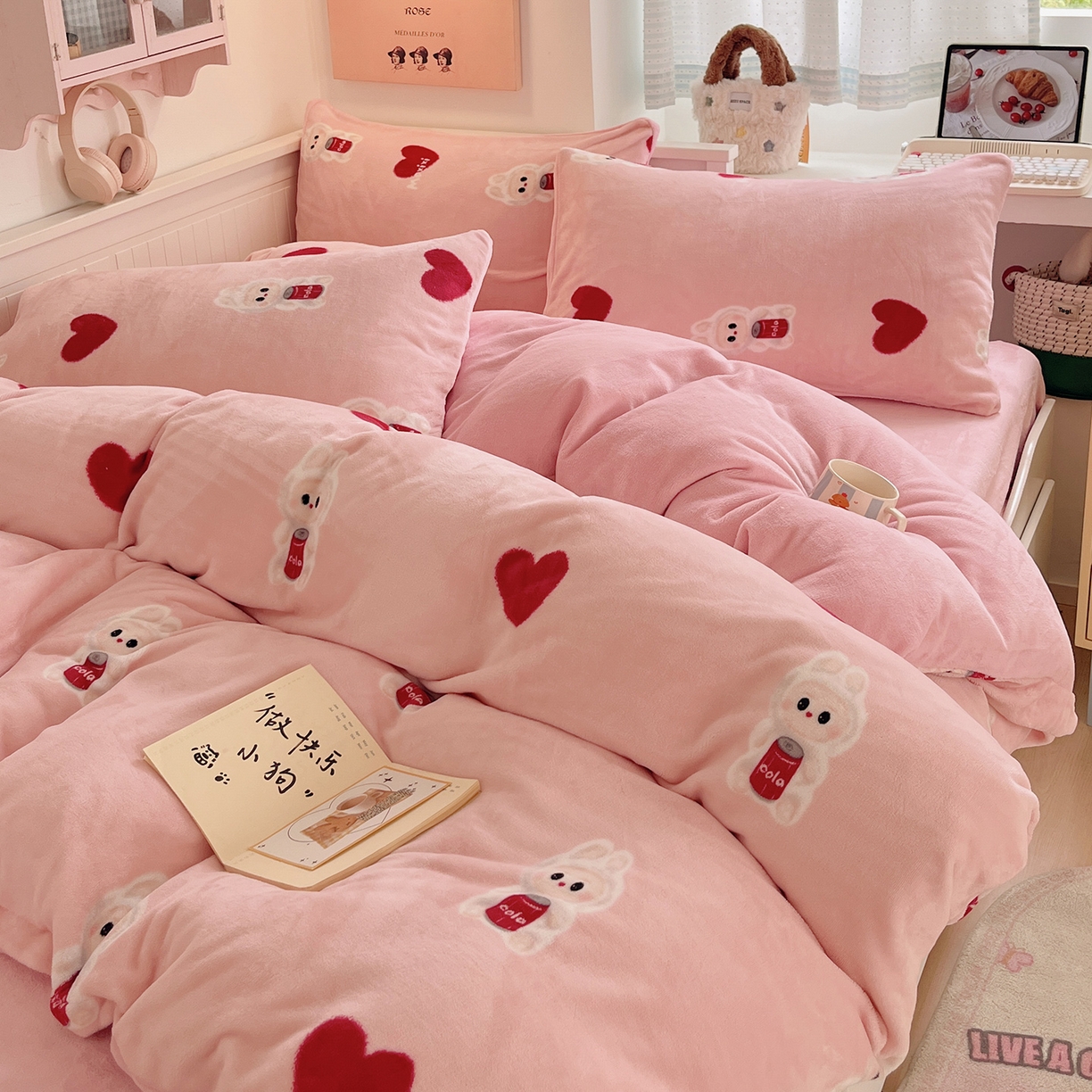 91家纺网 家纺一手货源 找家纺 桃子家居 2025新款A类ins小清新少女奶油卡通可爱加厚牛奶绒四件套 绒-可乐甜甜