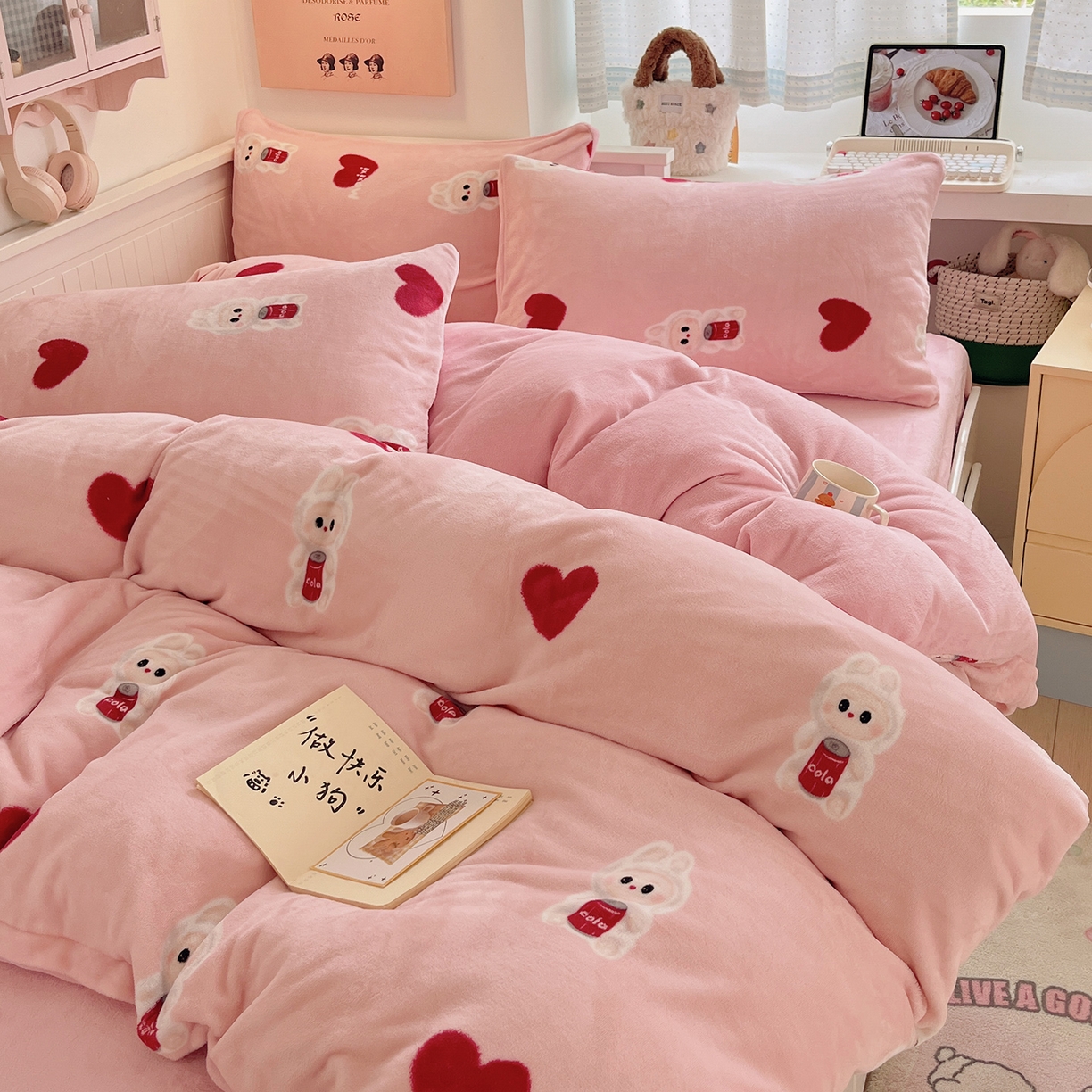 91家纺网 家纺一手货源 找家纺 桃子家居 2025新款A类ins小清新少女奶油卡通可爱加厚牛奶绒四件套 绒-可乐甜甜