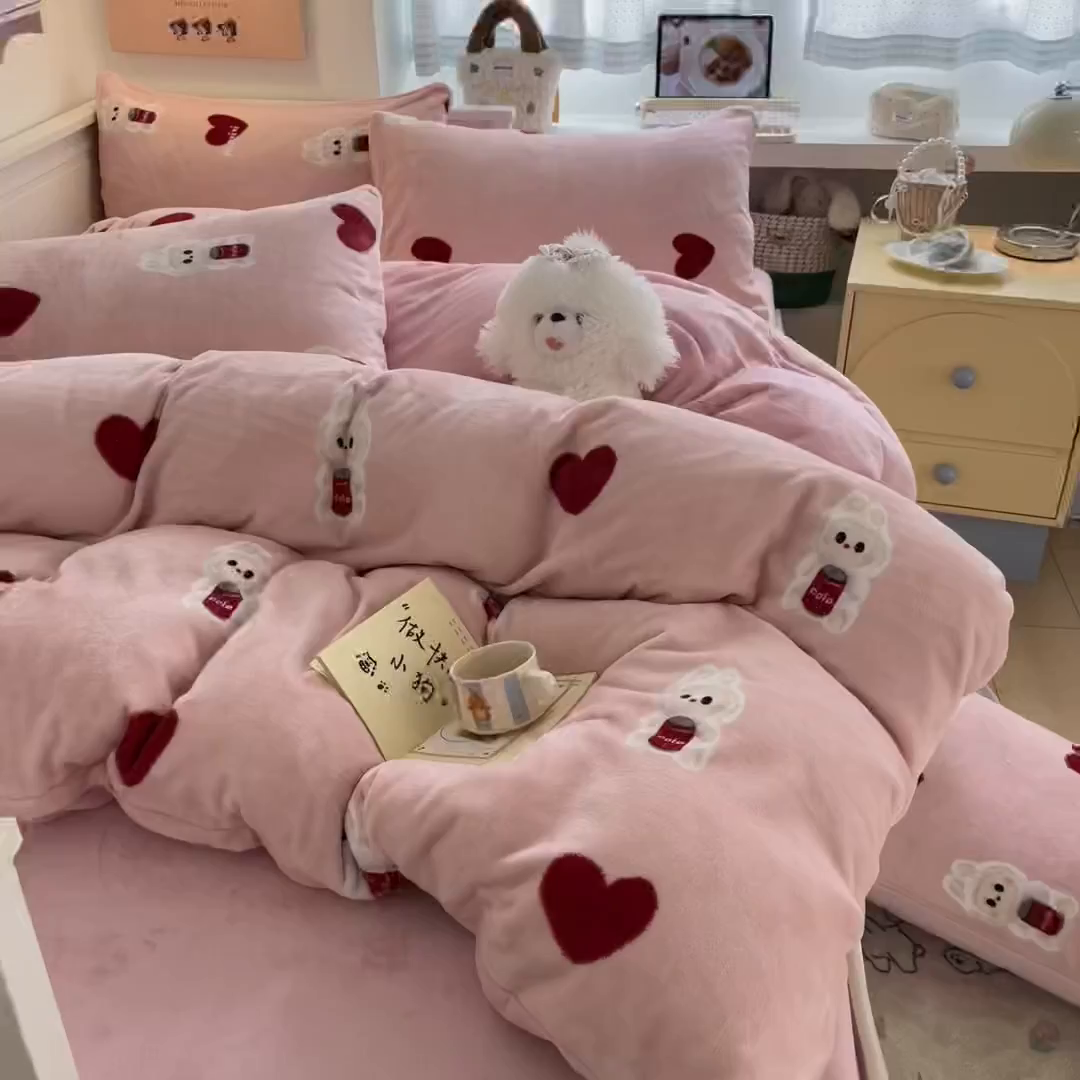 91家纺网 家纺一手货源 找家纺 桃子家居 2025新款A类ins小清新少女奶油卡通可爱加厚牛奶绒四件套 绒-可乐甜甜