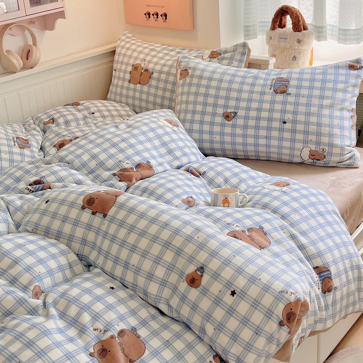 91家纺网 家纺一手货源 找家纺 桃子家居 2025新款A类ins小清新少女奶油卡通可爱加厚牛奶绒四件套 绒-蓝格卡皮巴拉