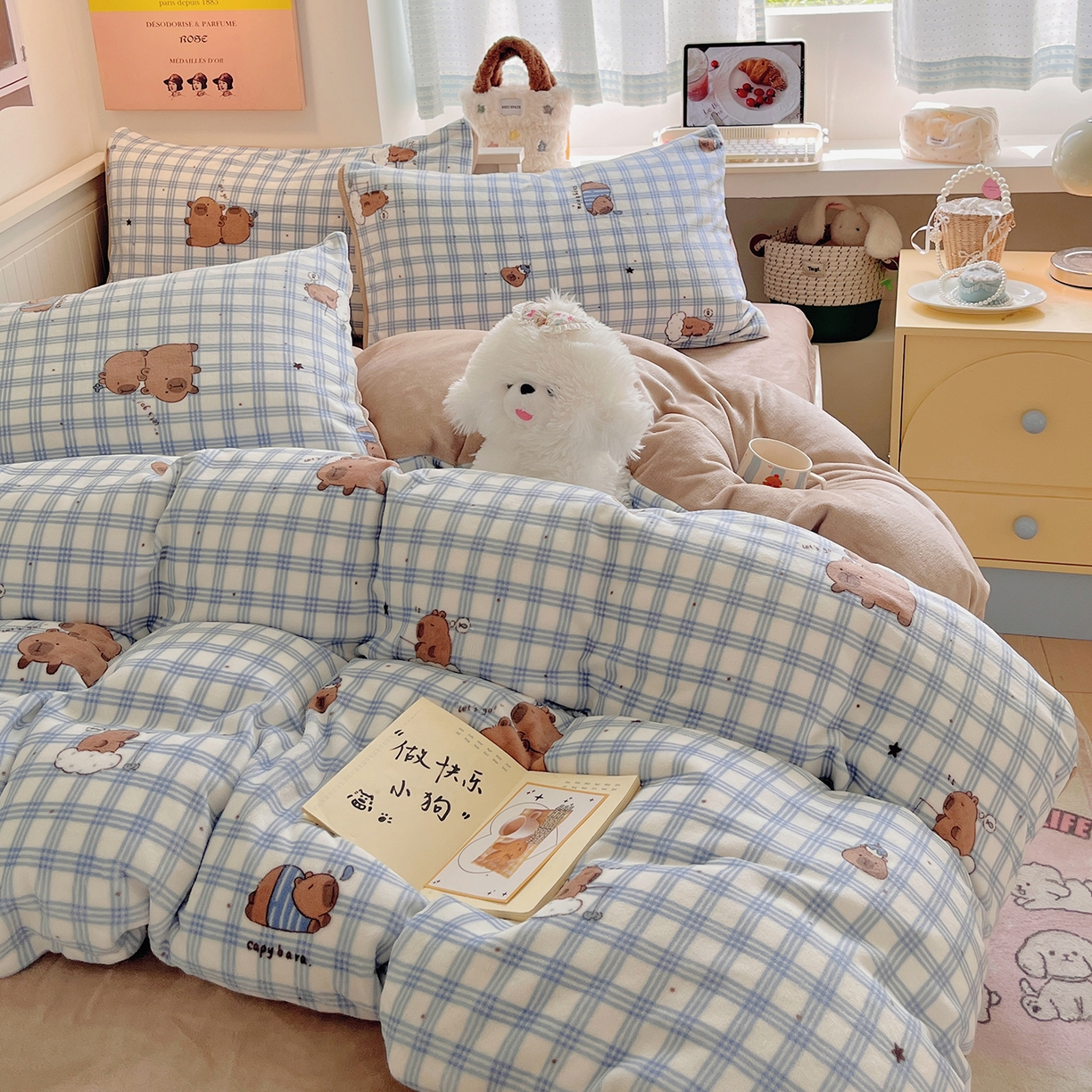91家纺网 家纺一手货源 找家纺 桃子家居 2025新款A类ins小清新少女奶油卡通可爱加厚牛奶绒四件套 绒-蓝格卡皮巴拉