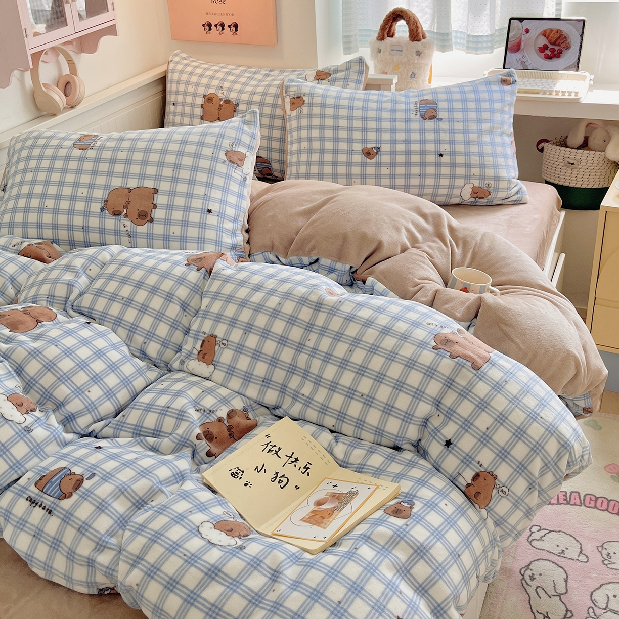 91家纺网 家纺一手货源 找家纺 桃子家居 2025新款A类ins小清新少女奶油卡通可爱加厚牛奶绒四件套 绒-蓝格卡皮巴拉
