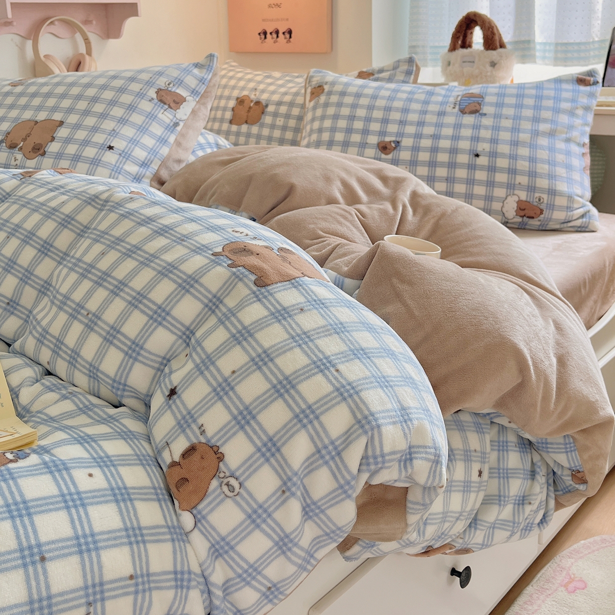 91家纺网 家纺一手货源 找家纺 桃子家居 2025新款A类ins小清新少女奶油卡通可爱加厚牛奶绒四件套 绒-蓝格卡皮巴拉