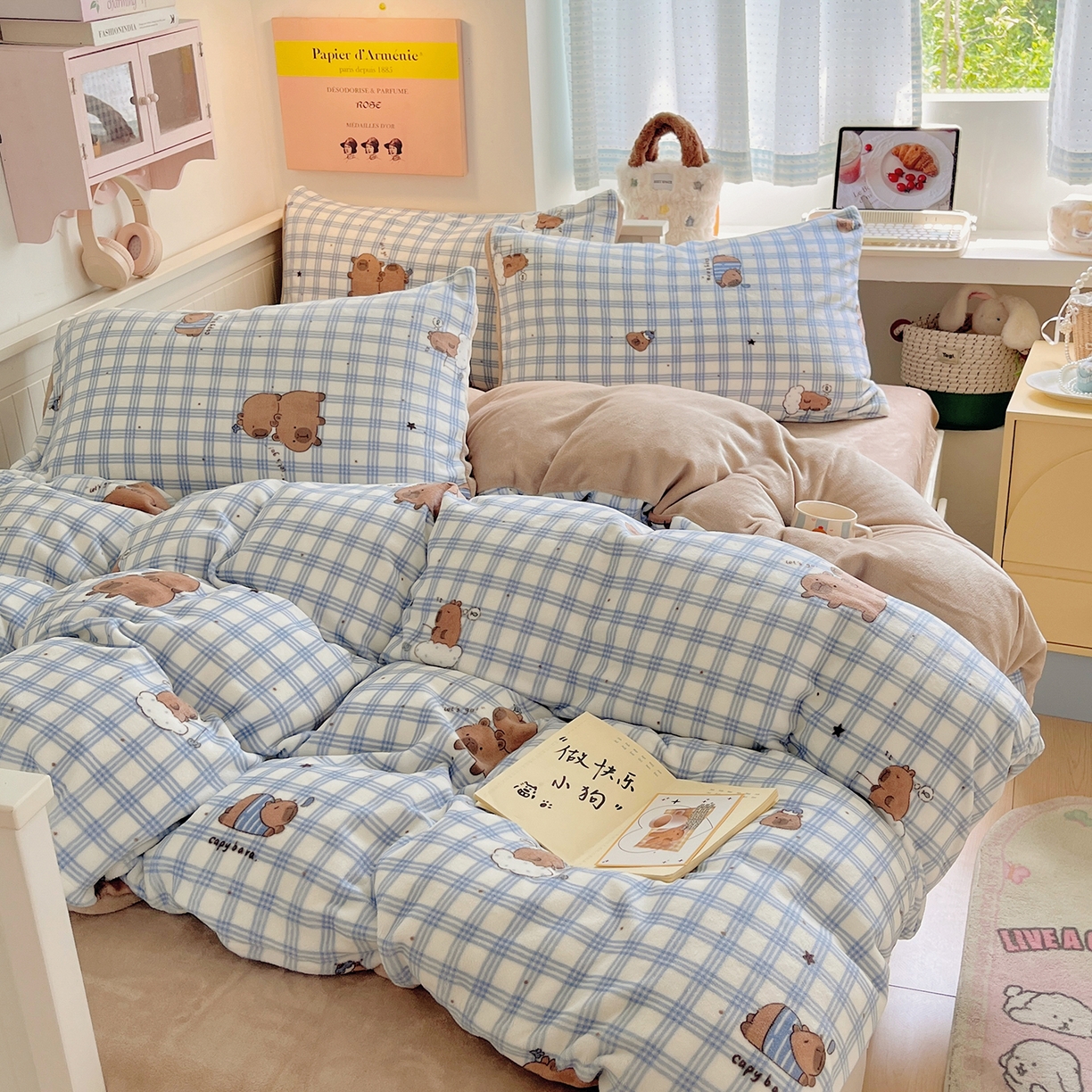 91家纺网 家纺一手货源 找家纺 桃子家居 2025新款A类ins小清新少女奶油卡通可爱加厚牛奶绒四件套 绒-蓝格卡皮巴拉