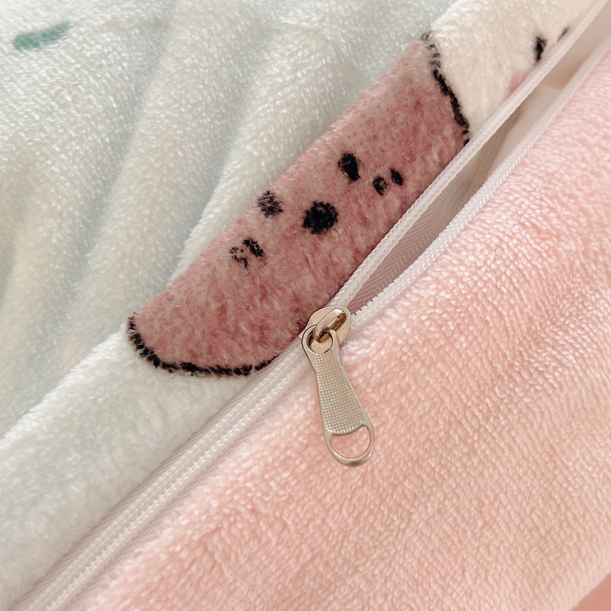 91家纺网 家纺一手货源 找家纺 桃子家居 2025新款A类ins小清新少女奶油卡通可爱加厚牛奶绒四件套 绒-蓝色熊兔