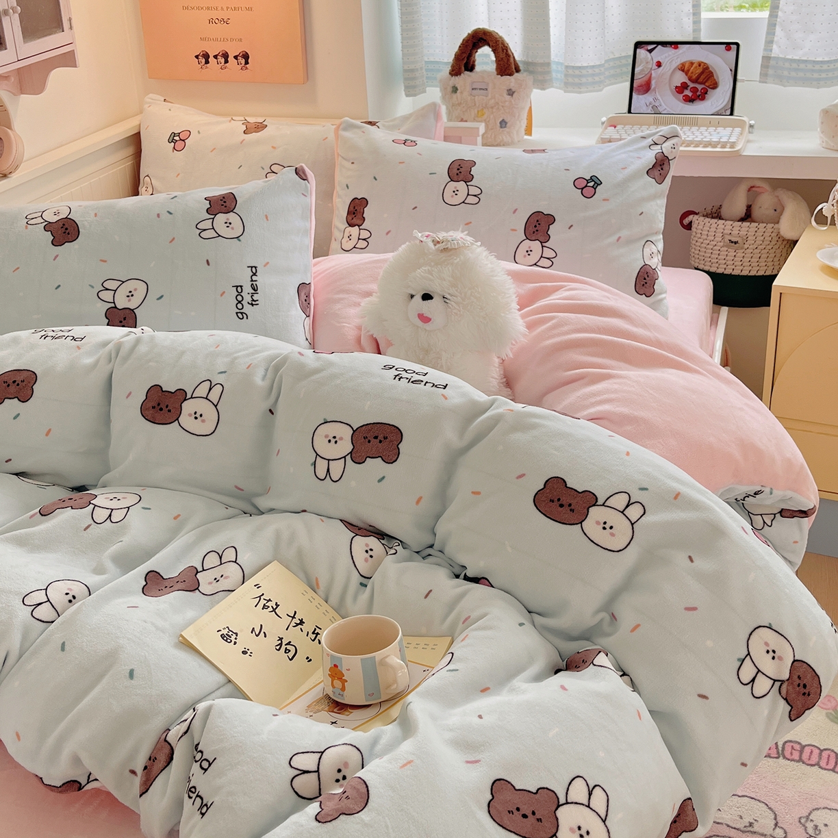 91家纺网 家纺一手货源 找家纺 桃子家居 2025新款A类ins小清新少女奶油卡通可爱加厚牛奶绒四件套 绒-蓝色熊兔