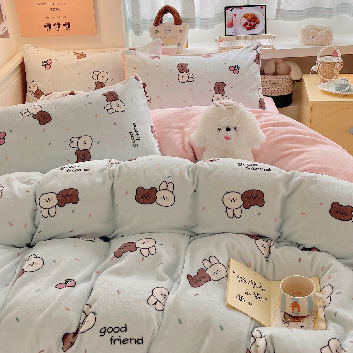 91家纺网 家纺一手货源 找家纺 桃子家居 2025新款A类ins小清新少女奶油卡通可爱加厚牛奶绒四件套 绒-蓝色熊兔