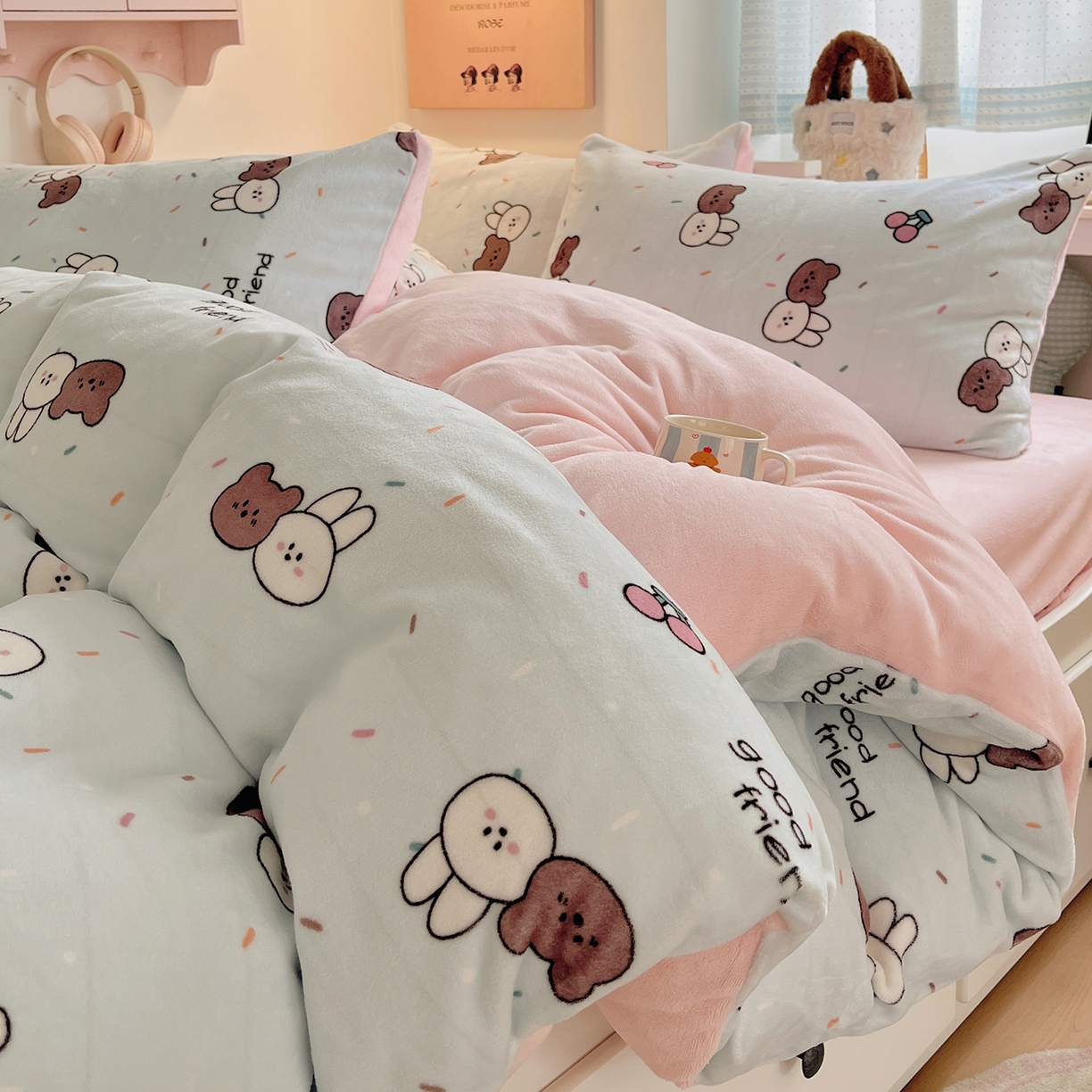 91家纺网 家纺一手货源 找家纺 桃子家居 2025新款A类ins小清新少女奶油卡通可爱加厚牛奶绒四件套 绒-蓝色熊兔