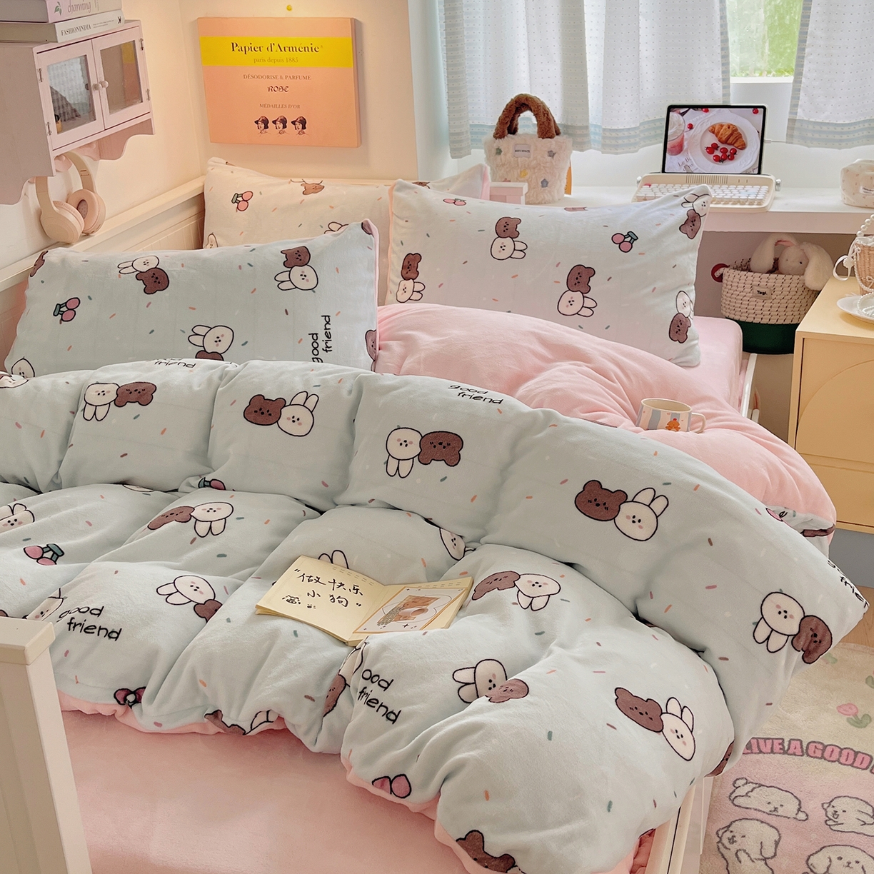 91家纺网 家纺一手货源 找家纺 桃子家居 2025新款A类ins小清新少女奶油卡通可爱加厚牛奶绒四件套 绒-蓝色熊兔