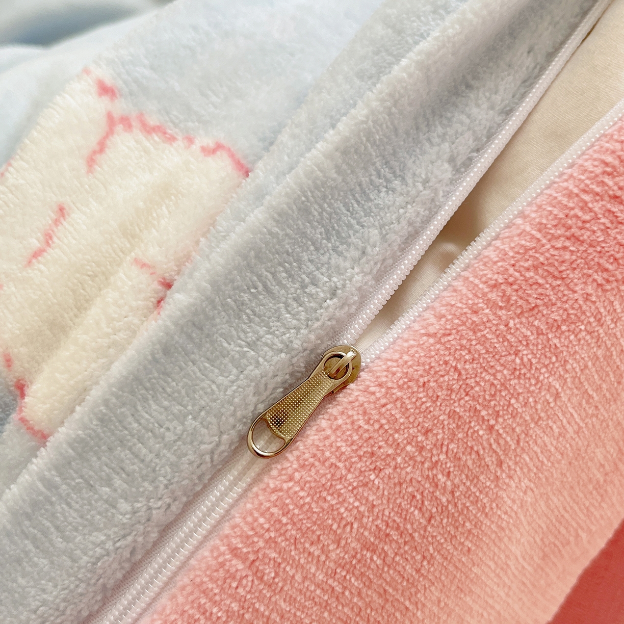 91家纺网 家纺一手货源 找家纺 桃子家居 2025新款A类ins小清新少女奶油卡通可爱加厚牛奶绒四件套 绒-蓝甜心猫咪