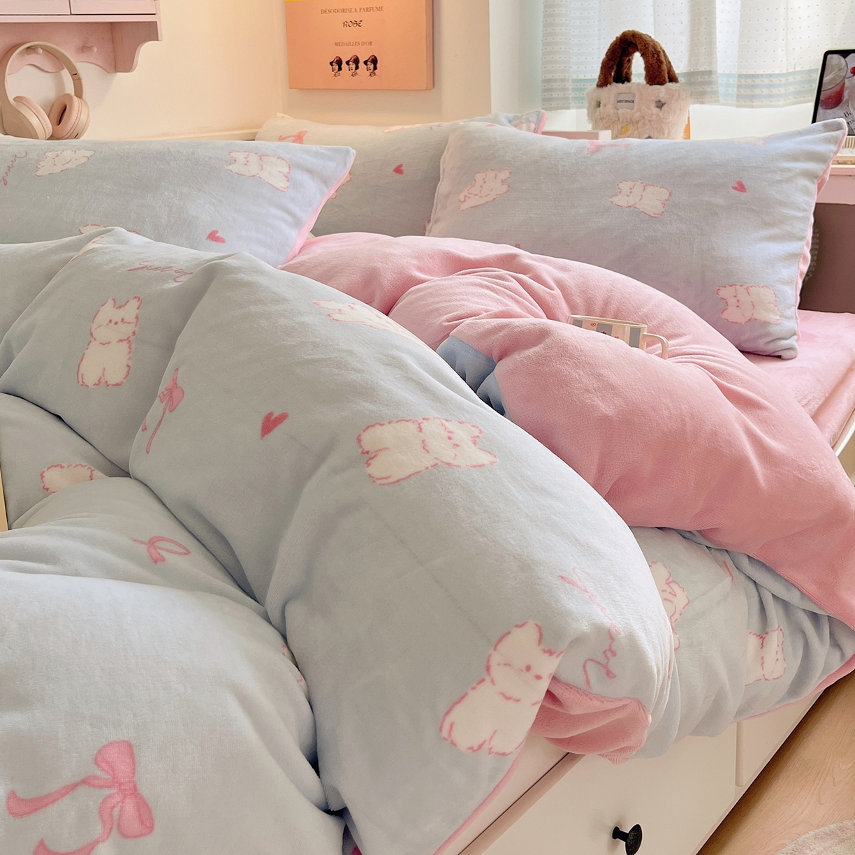 91家纺网 家纺一手货源 找家纺 桃子家居 2025新款A类ins小清新少女奶油卡通可爱加厚牛奶绒四件套 绒-蓝甜心猫咪