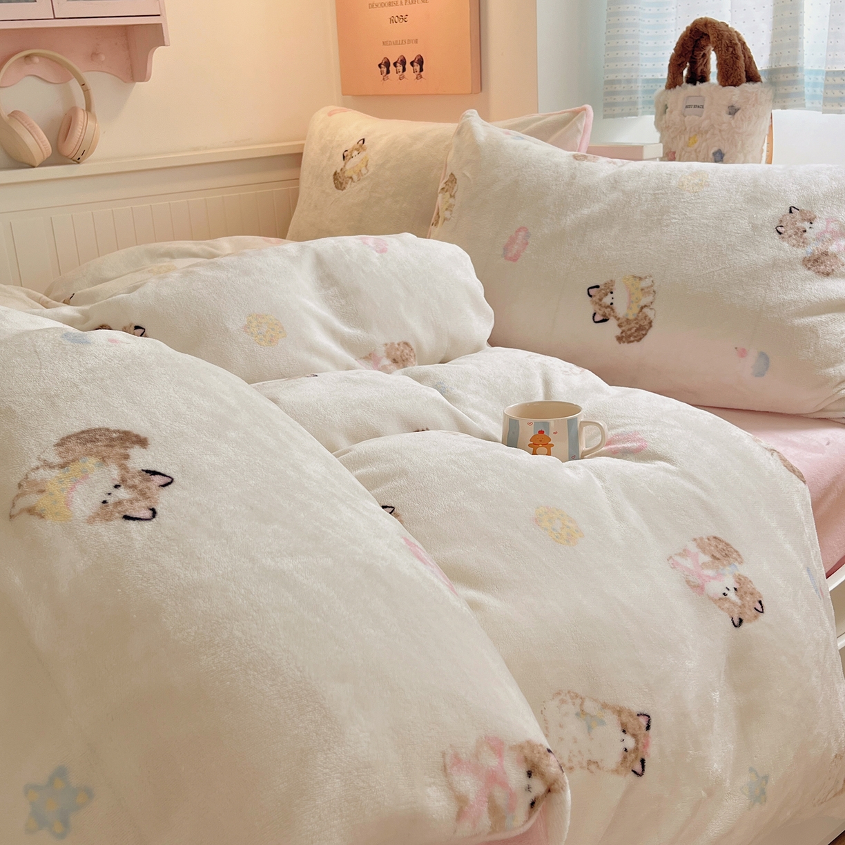 91家纺网 家纺一手货源 找家纺 桃子家居 2025新款A类ins小清新少女奶油卡通可爱加厚牛奶绒四件套 绒-奶粉喵