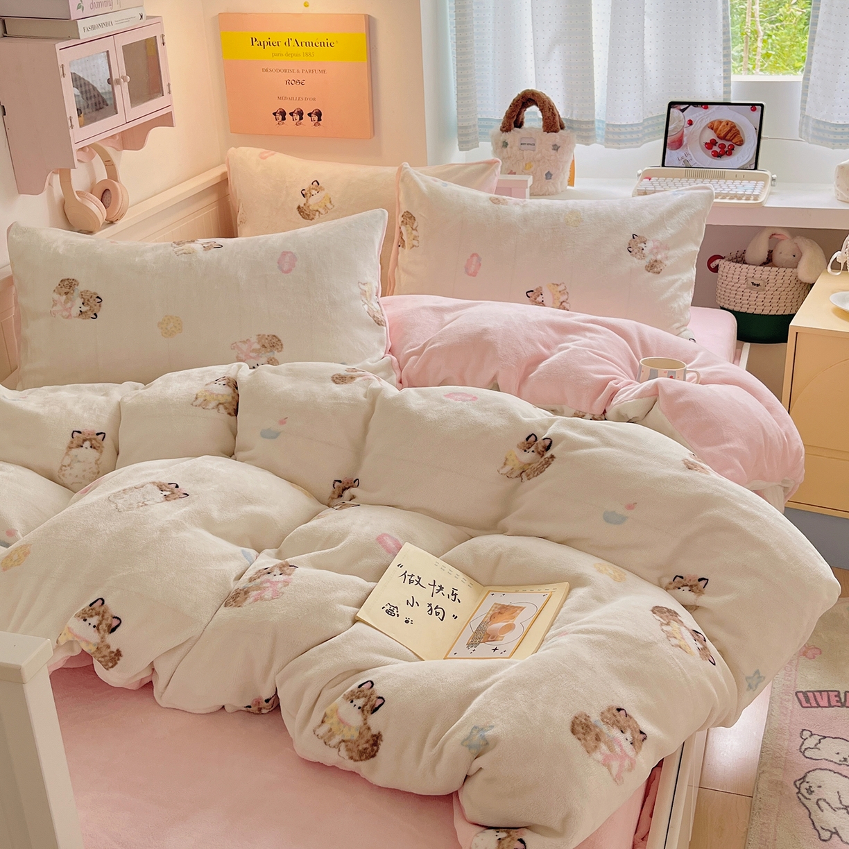 91家纺网 家纺一手货源 找家纺 桃子家居 2025新款A类ins小清新少女奶油卡通可爱加厚牛奶绒四件套 绒-奶粉喵