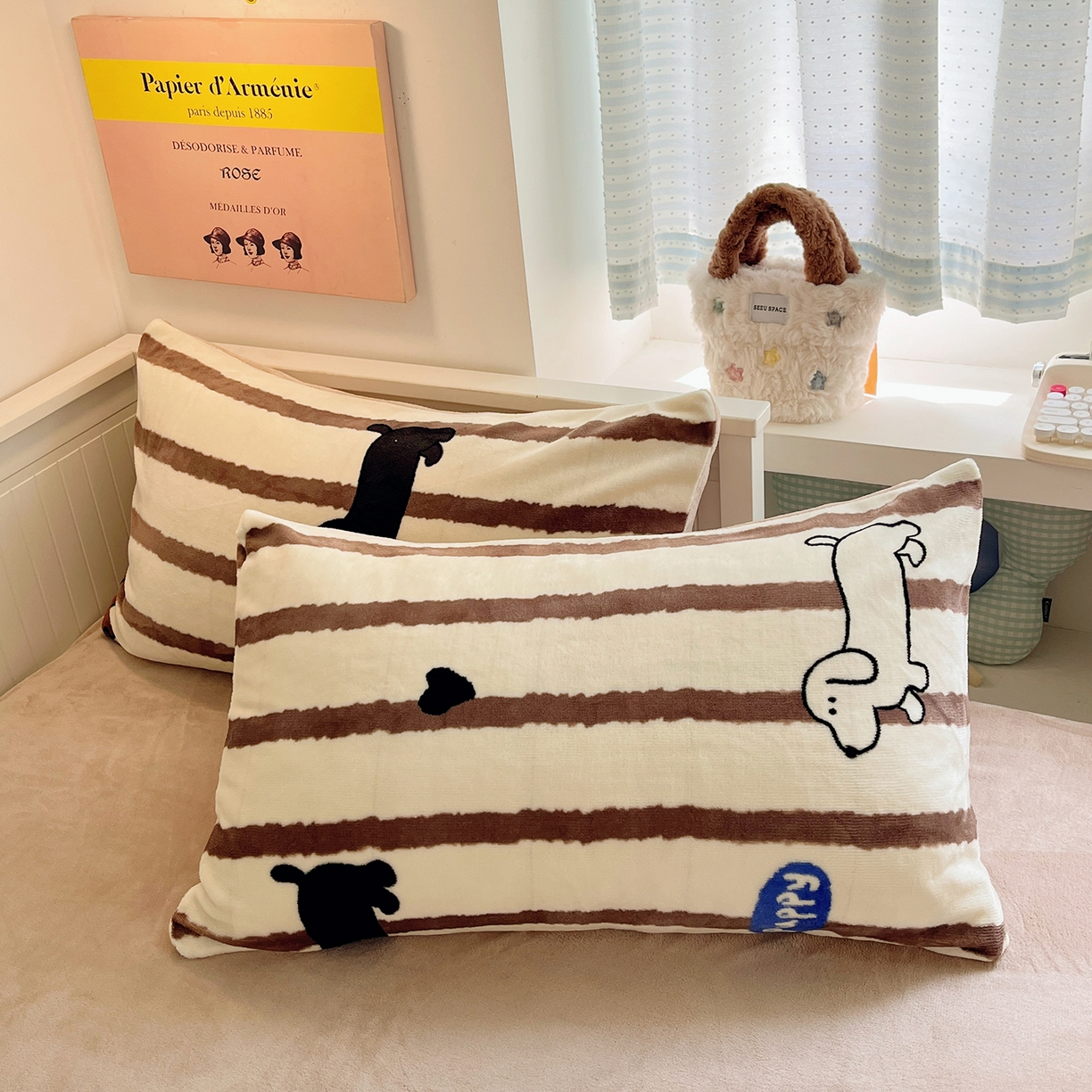 91家纺网 家纺一手货源 找家纺 桃子家居 2025新款A类ins小清新少女奶油卡通可爱加厚牛奶绒四件套 绒-条纹小腊肠