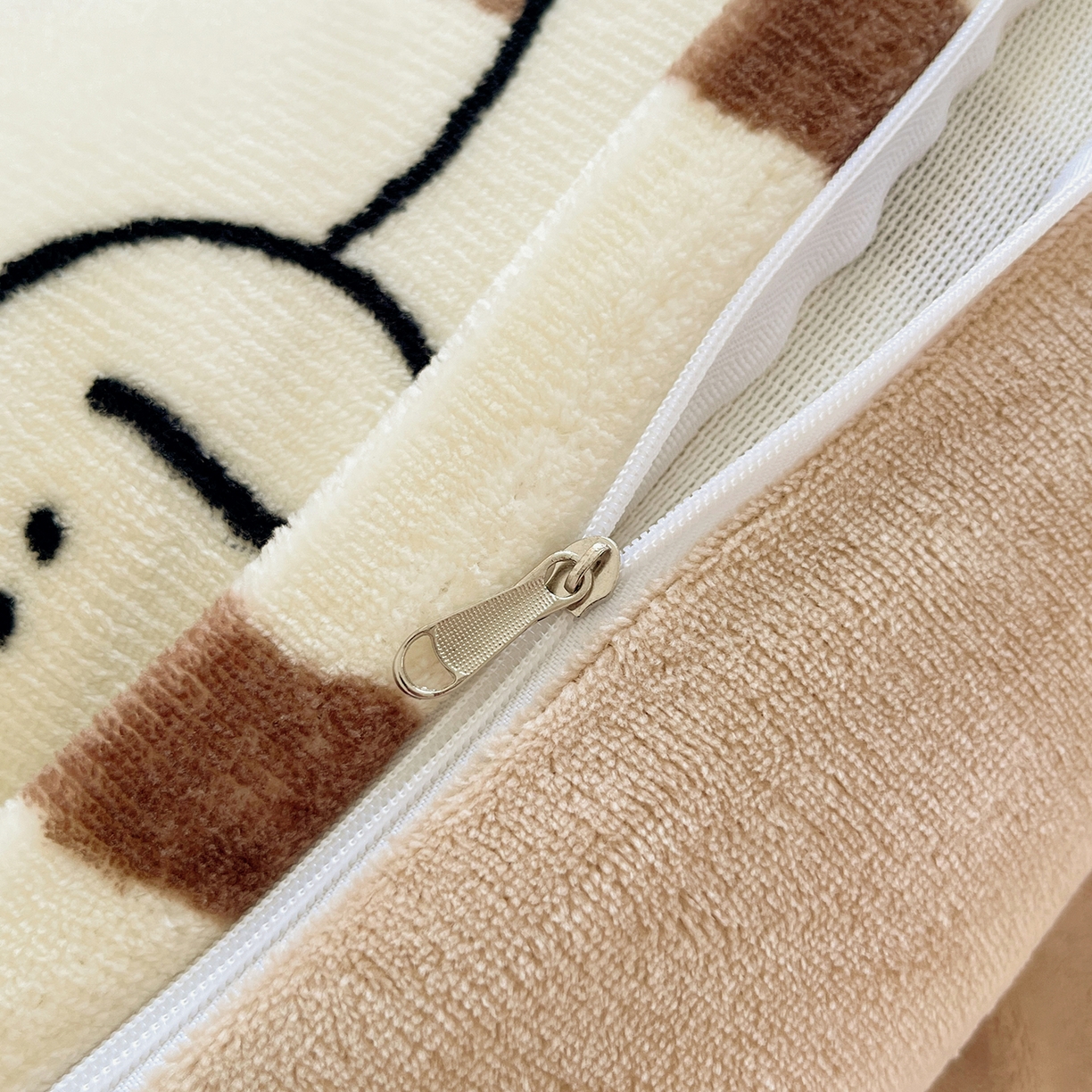 91家纺网 家纺一手货源 找家纺 桃子家居 2025新款A类ins小清新少女奶油卡通可爱加厚牛奶绒四件套 绒-条纹小腊肠