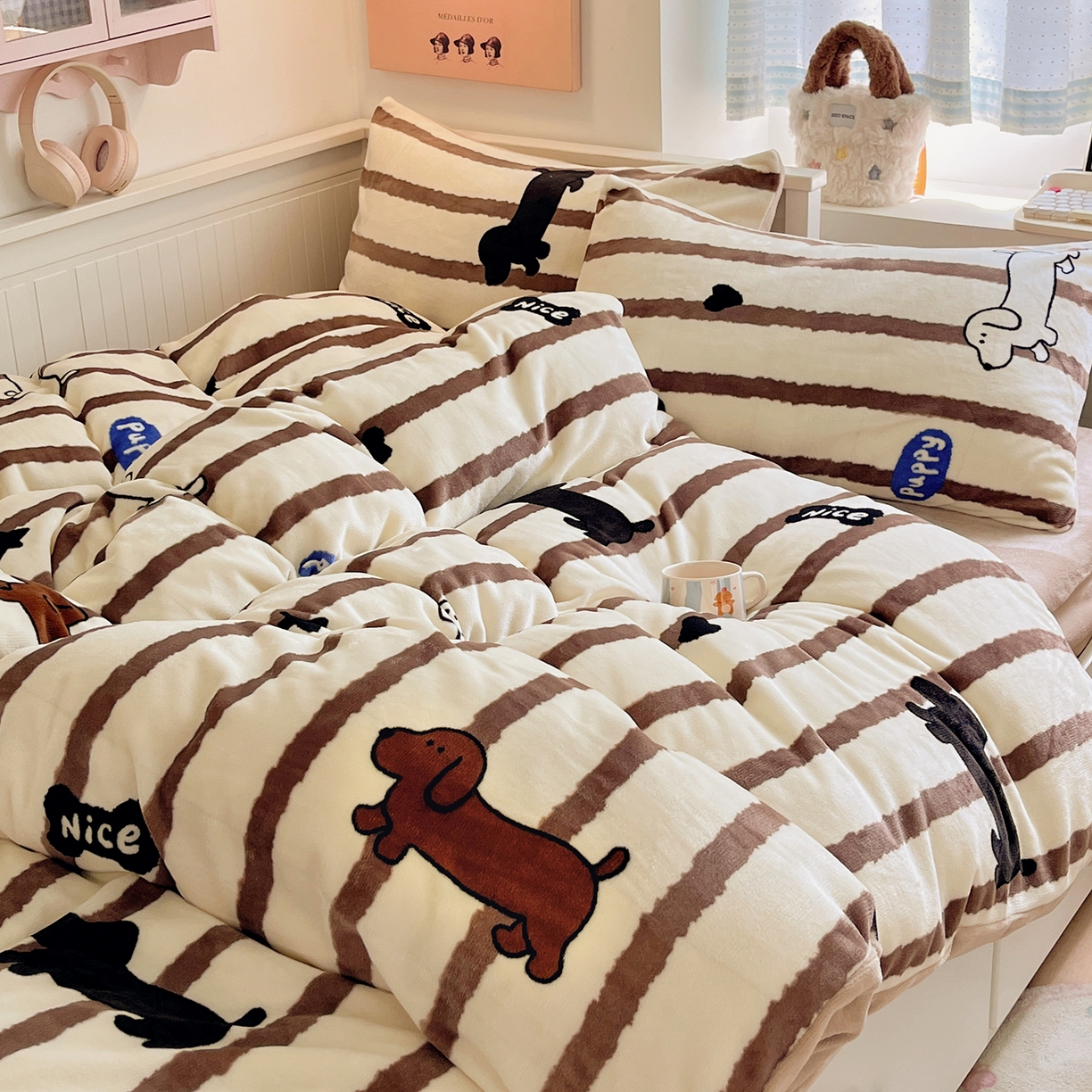 91家纺网 家纺一手货源 找家纺 桃子家居 2025新款A类ins小清新少女奶油卡通可爱加厚牛奶绒四件套 绒-条纹小腊肠