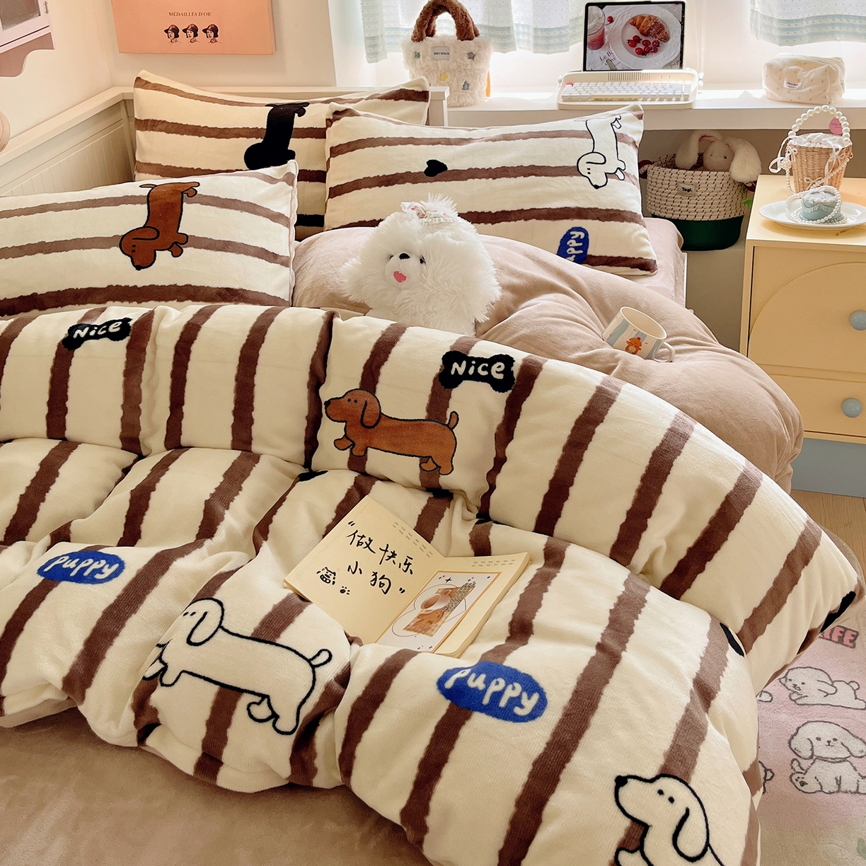 91家纺网 家纺一手货源 找家纺 桃子家居 2025新款A类ins小清新少女奶油卡通可爱加厚牛奶绒四件套 绒-条纹小腊肠