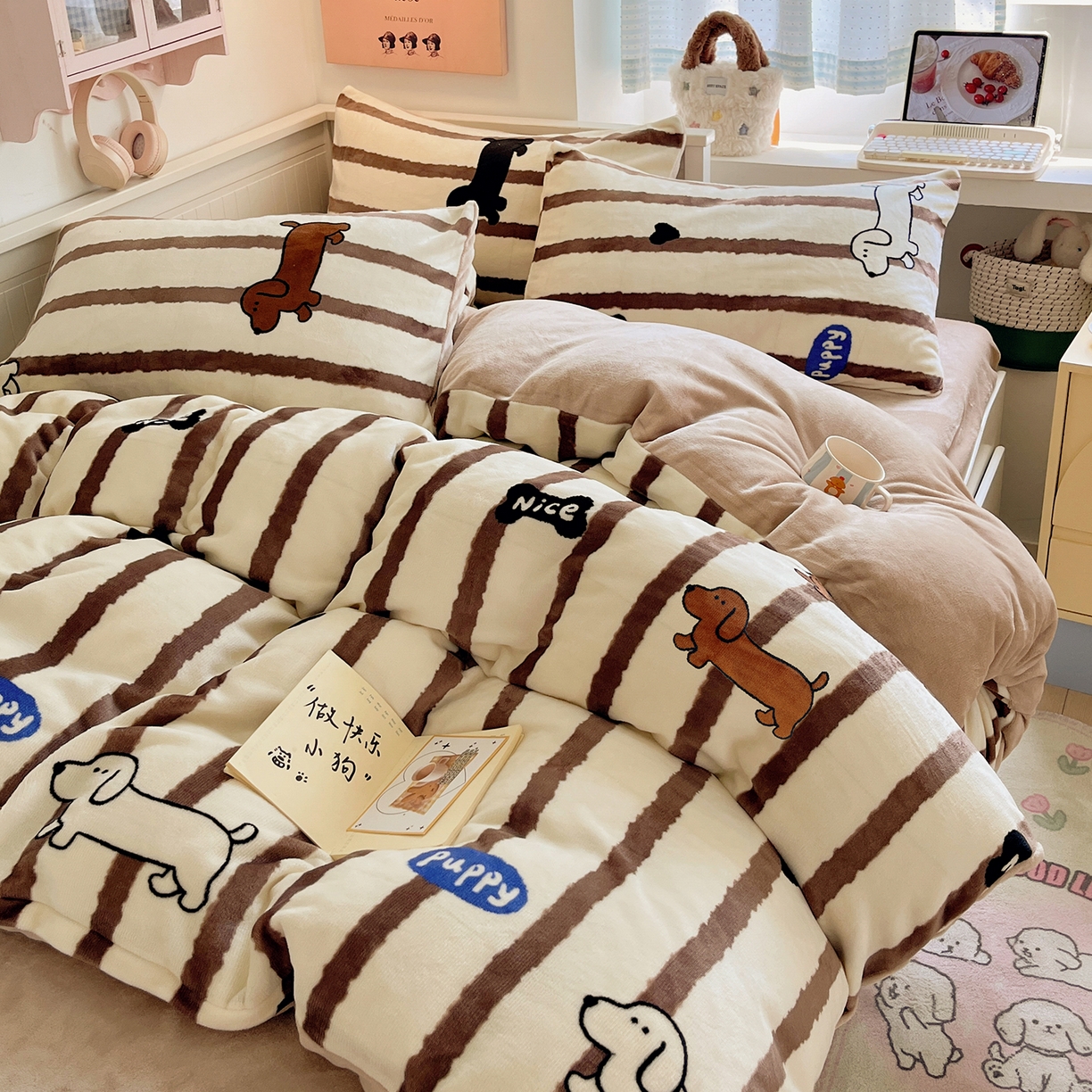 91家纺网 家纺一手货源 找家纺 桃子家居 2025新款A类ins小清新少女奶油卡通可爱加厚牛奶绒四件套 绒-条纹小腊肠