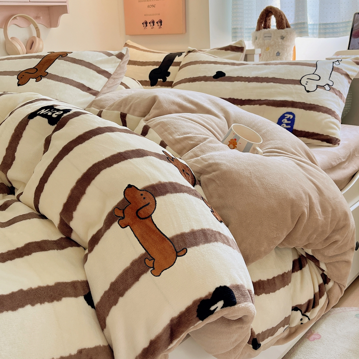 91家纺网 家纺一手货源 找家纺 桃子家居 2025新款A类ins小清新少女奶油卡通可爱加厚牛奶绒四件套 绒-条纹小腊肠