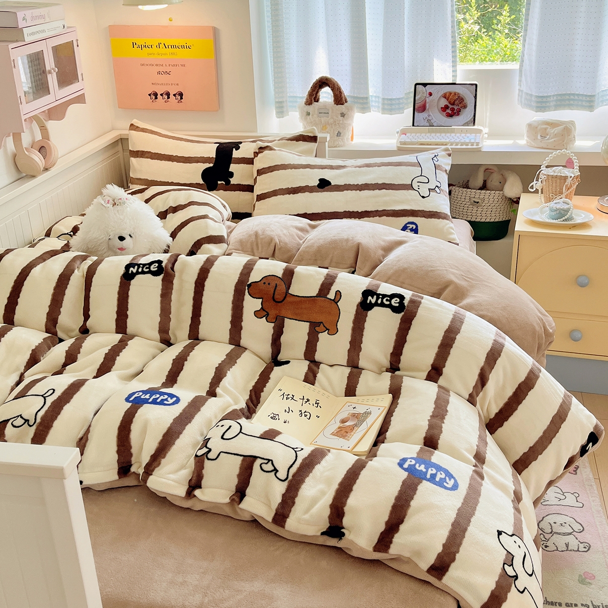 91家纺网 家纺一手货源 找家纺 桃子家居 2025新款A类ins小清新少女奶油卡通可爱加厚牛奶绒四件套 绒-条纹小腊肠