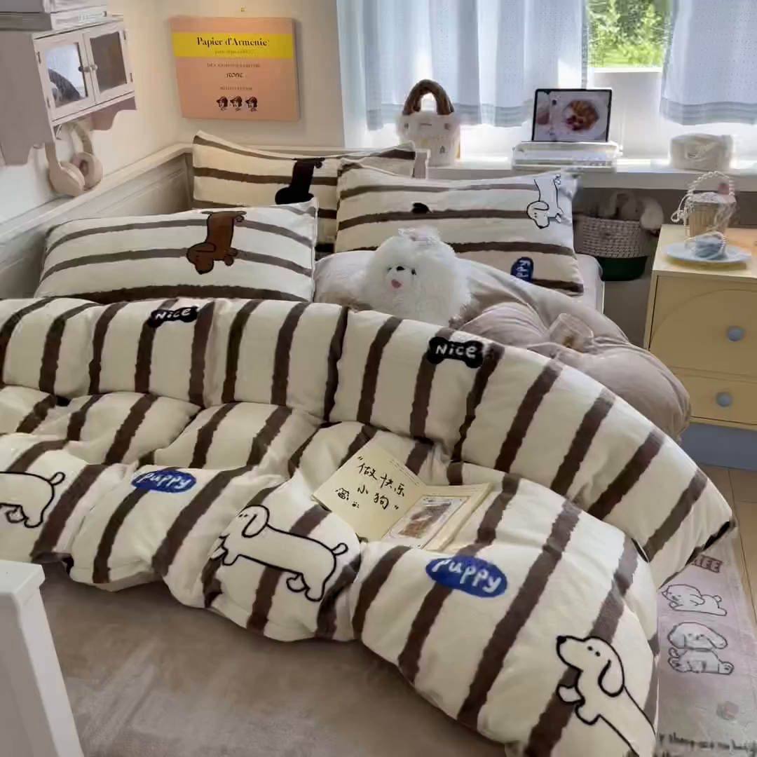 91家纺网 家纺一手货源 找家纺 桃子家居 2025新款A类ins小清新少女奶油卡通可爱加厚牛奶绒四件套 绒-条纹小腊肠
