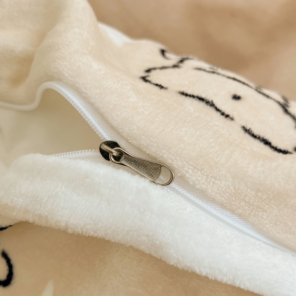 91家纺网 家纺一手货源 找家纺 桃子家居 2025新款A类ins小清新少女奶油卡通可爱加厚牛奶绒四件套 绒-小涂鸦