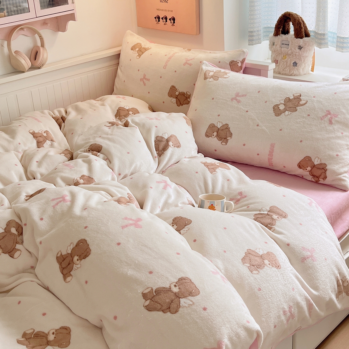 91家纺网 家纺一手货源 找家纺 桃子家居 2025新款A类ins小清新少女奶油卡通可爱加厚牛奶绒四件套 绒-幸运熊