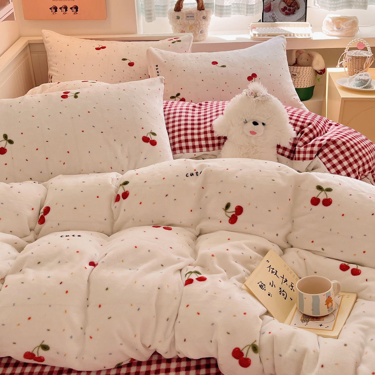 91家纺网 家纺一手货源 找家纺 桃子家居 2025新款A类ins小清新少女奶油卡通可爱加厚牛奶绒四件套 绒-樱桃奶冻