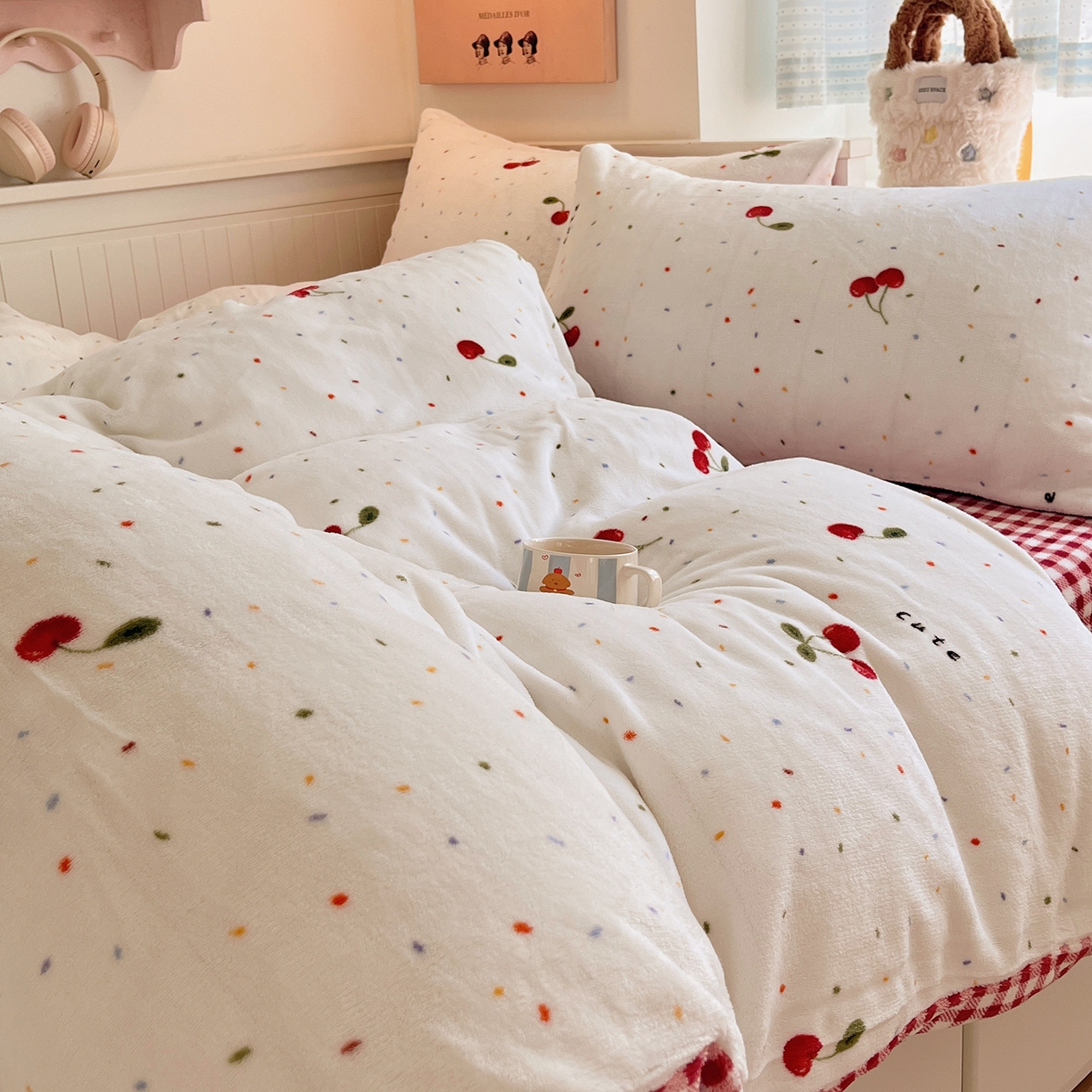 91家纺网 家纺一手货源 找家纺 桃子家居 2025新款A类ins小清新少女奶油卡通可爱加厚牛奶绒四件套 绒-樱桃奶冻