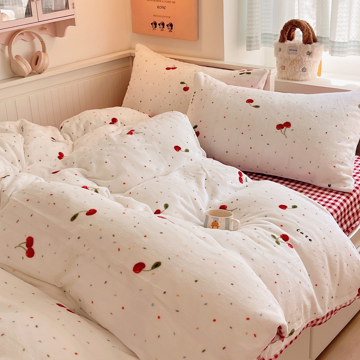91家纺网 家纺一手货源 找家纺 桃子家居 2025新款A类ins小清新少女奶油卡通可爱加厚牛奶绒四件套 绒-樱桃奶冻