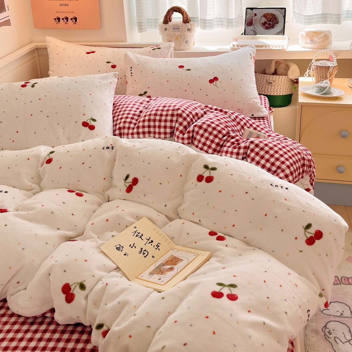 91家纺网 家纺一手货源 找家纺 桃子家居 2025新款A类ins小清新少女奶油卡通可爱加厚牛奶绒四件套 绒-樱桃奶冻