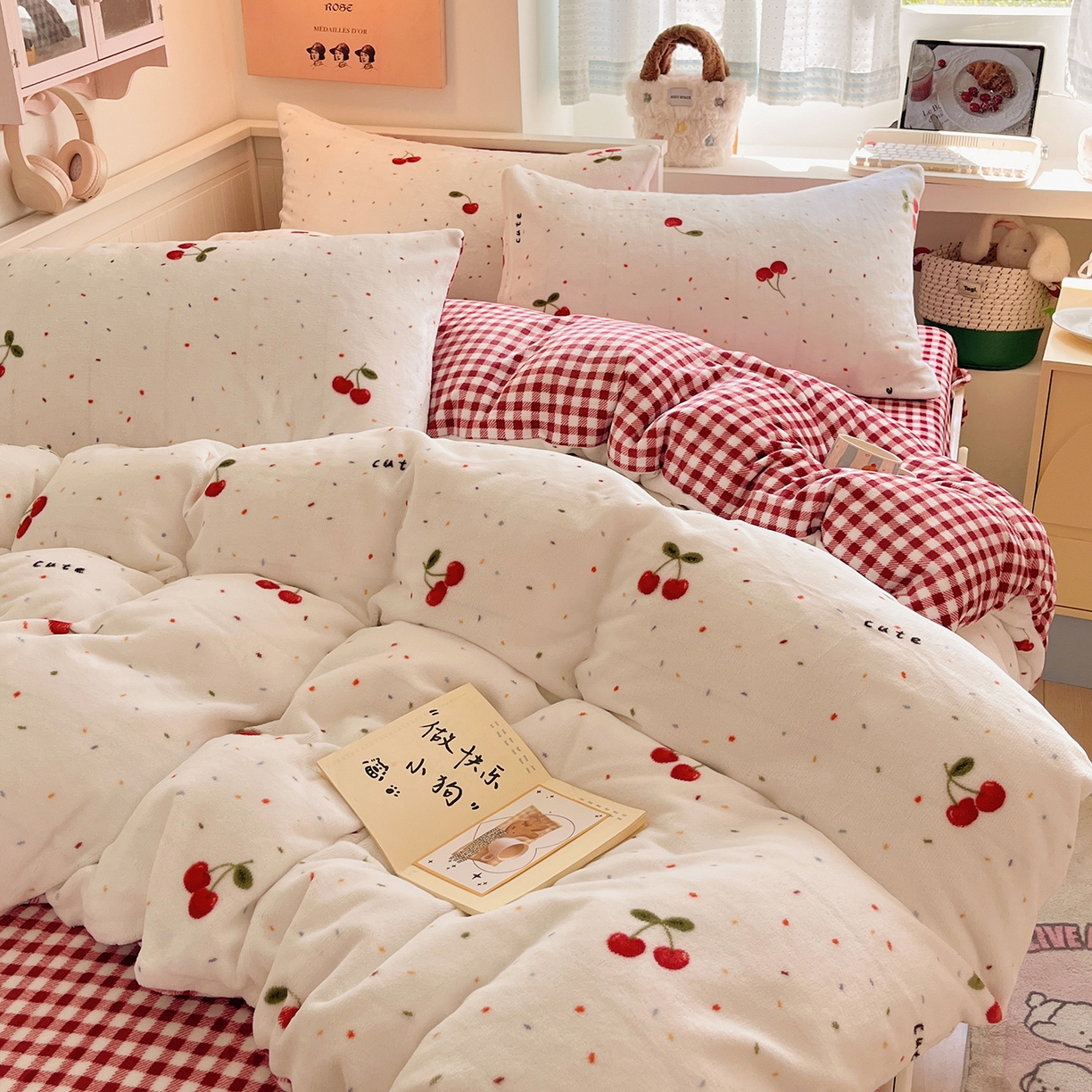 91家纺网 家纺一手货源 找家纺 桃子家居 2025新款A类ins小清新少女奶油卡通可爱加厚牛奶绒四件套 绒-樱桃奶冻