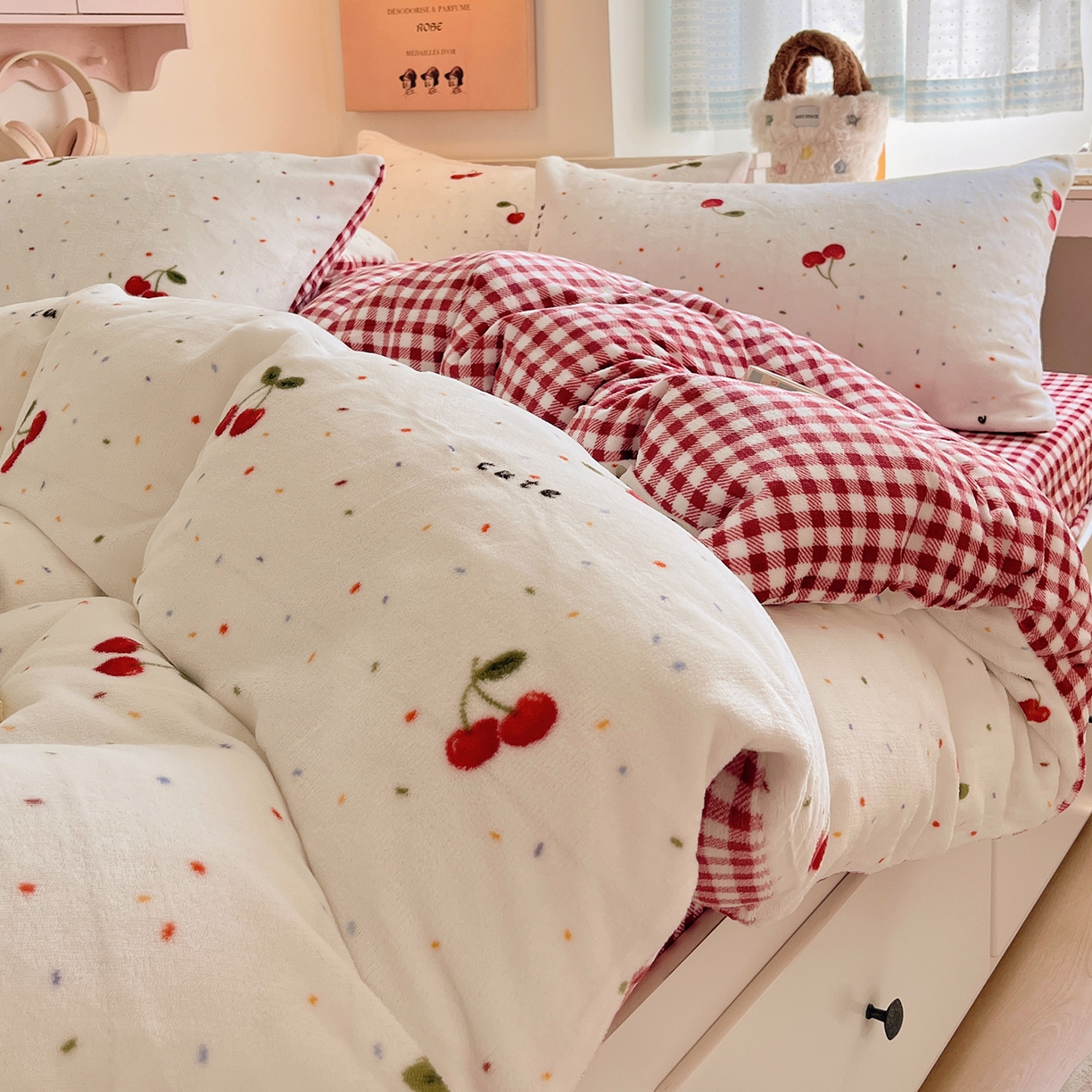 91家纺网 家纺一手货源 找家纺 桃子家居 2025新款A类ins小清新少女奶油卡通可爱加厚牛奶绒四件套 绒-樱桃奶冻