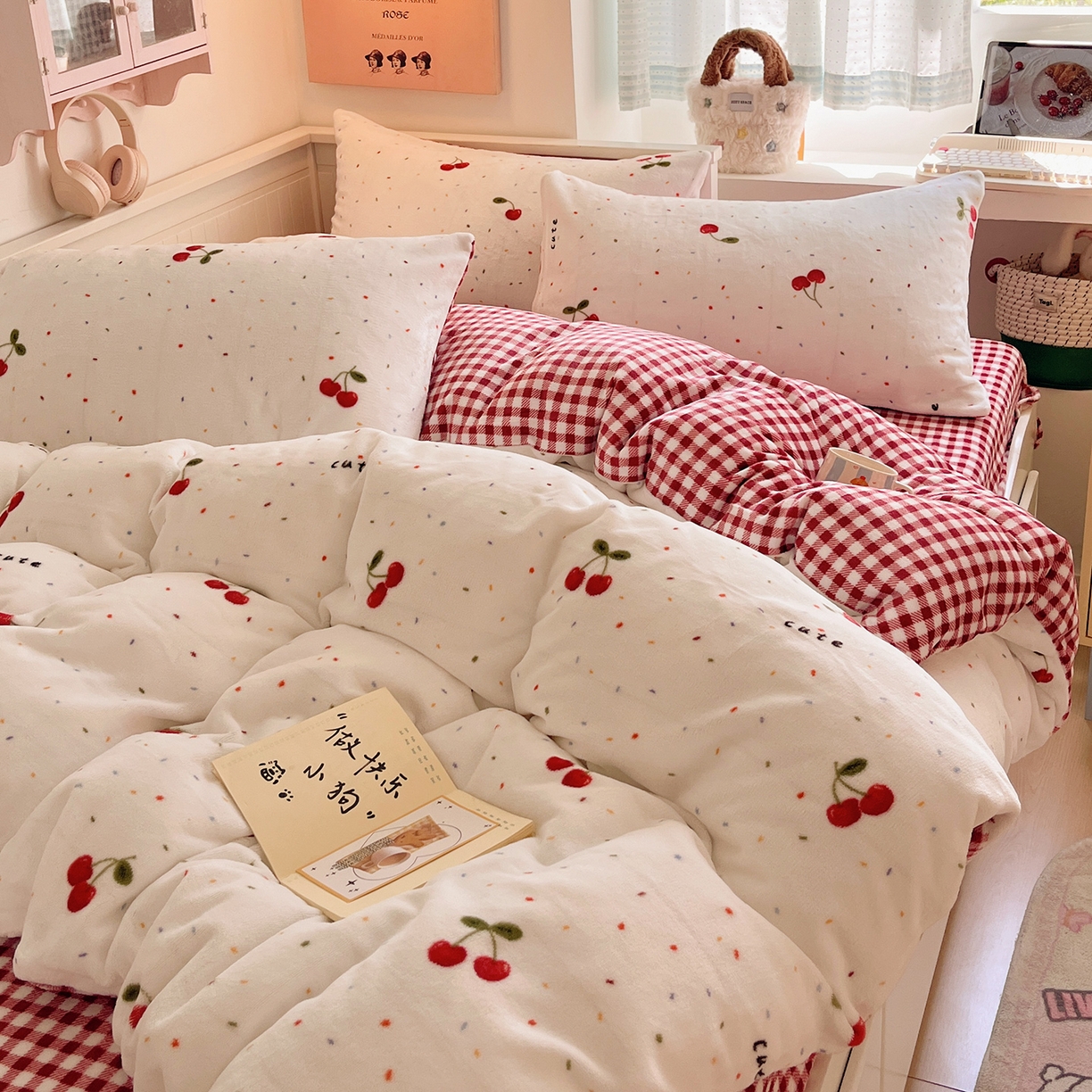91家纺网 家纺一手货源 找家纺 桃子家居 2025新款A类ins小清新少女奶油卡通可爱加厚牛奶绒四件套 绒-樱桃奶冻