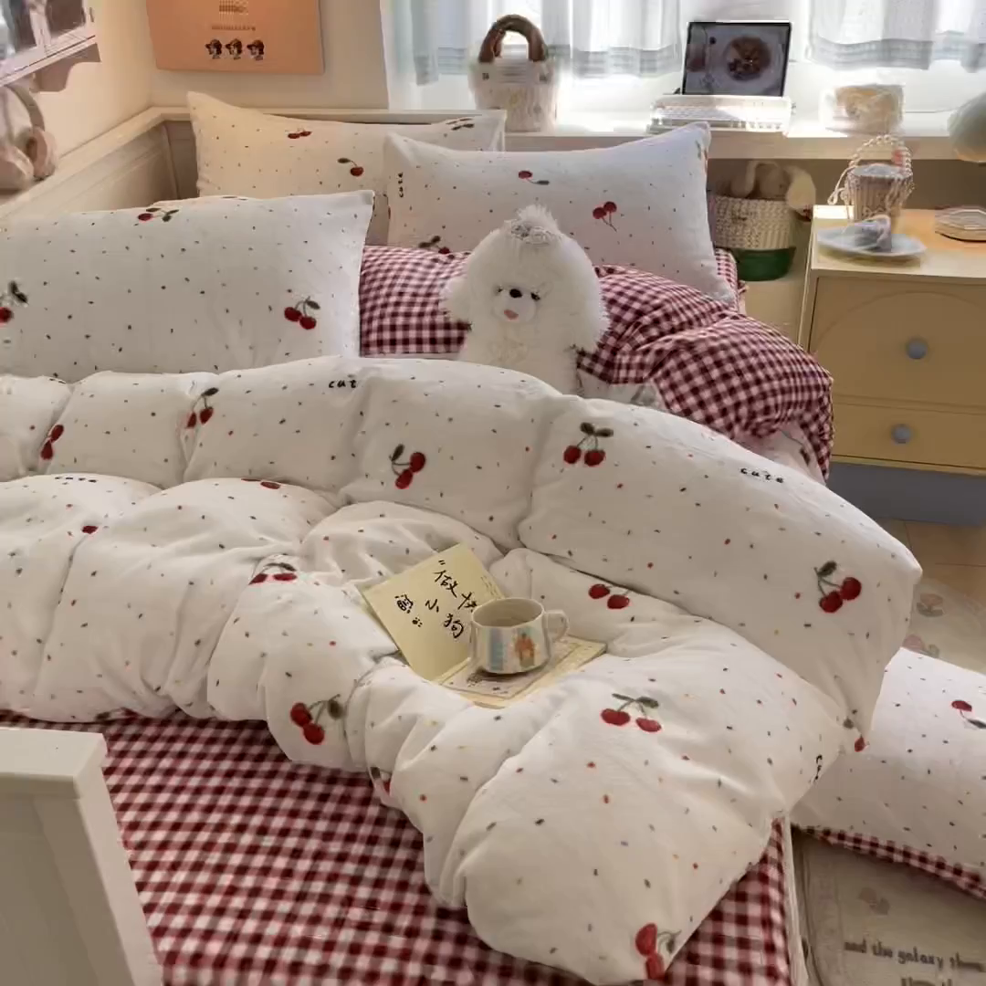 91家纺网 家纺一手货源 找家纺 桃子家居 2025新款A类ins小清新少女奶油卡通可爱加厚牛奶绒四件套 绒-樱桃奶冻