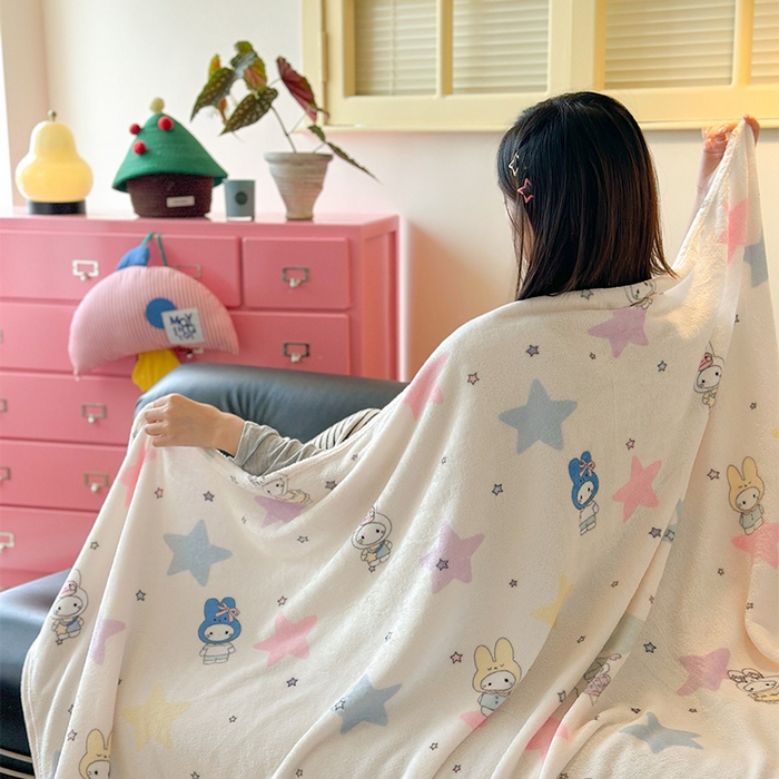 91家纺网 家纺一手货源 找家纺 贝扬思家纺 2025新款四季款双面印花牛奶绒毛毯空调毯 星星米菲