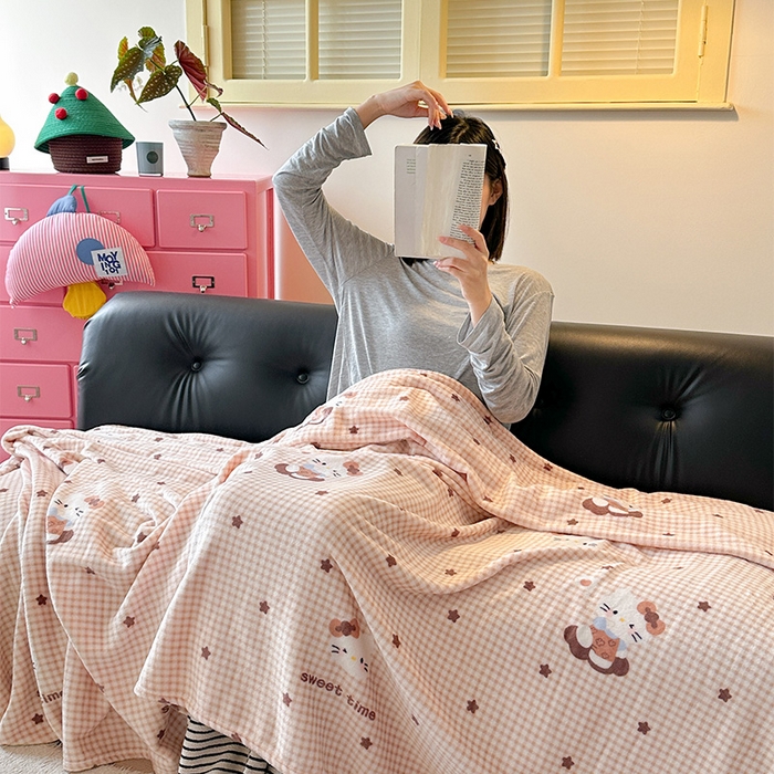 91家纺网 家纺一手货源 找家纺 贝扬思家纺 2025新款四季款双面印花牛奶绒毛毯空调毯 咖星小猫