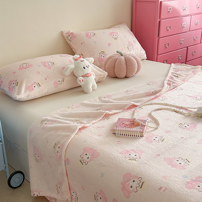 91家纺网 家纺一手货源 找家纺 贝扬思家纺 2025新款四季款双面印花牛奶绒毛毯空调毯 甜茶小美