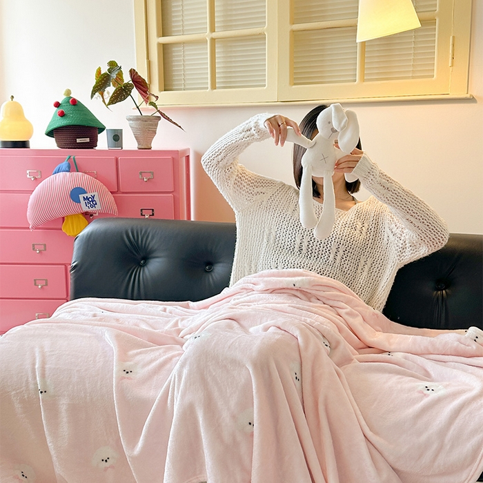 91家纺网 家纺一手货源 找家纺 贝扬思家纺 2025新款四季款双面印花牛奶绒毛毯空调毯 可爱狗头-粉