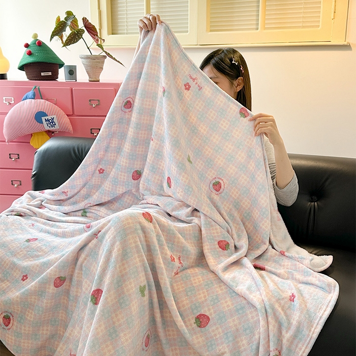 91家纺网 家纺一手货源 找家纺 贝扬思家纺 2025新款四季款双面印花牛奶绒毛毯空调毯 草莓奶茶