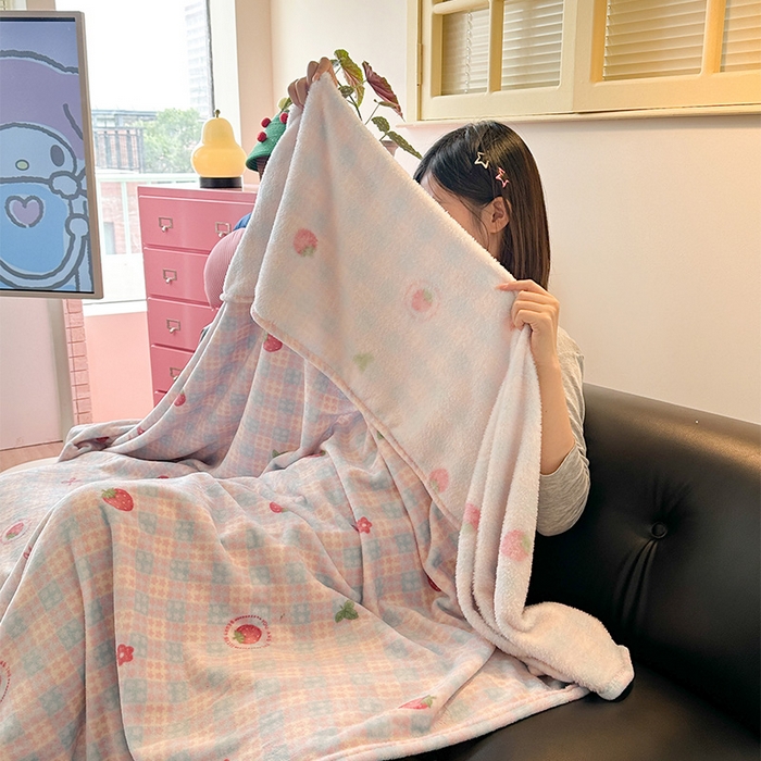 91家纺网 家纺一手货源 找家纺 贝扬思家纺 2025新款四季款双面印花牛奶绒毛毯空调毯 草莓奶茶