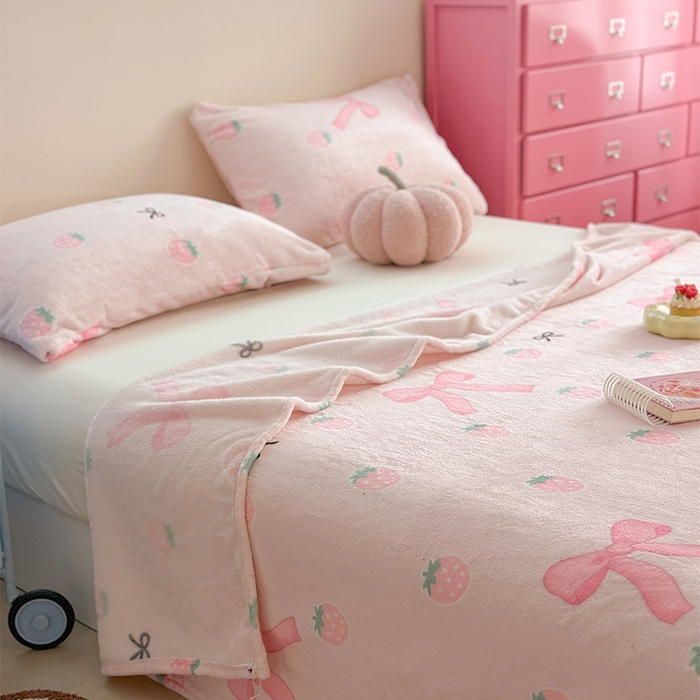 91家纺网 家纺一手货源 找家纺 贝扬思家纺 2025新款四季款双面印花牛奶绒毛毯空调毯 草莓园