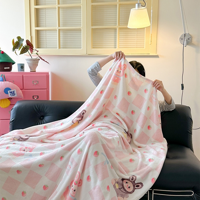 91家纺网 家纺一手货源 找家纺 贝扬思家纺 2025新款四季款双面印花牛奶绒毛毯空调毯 奶糖拉布布