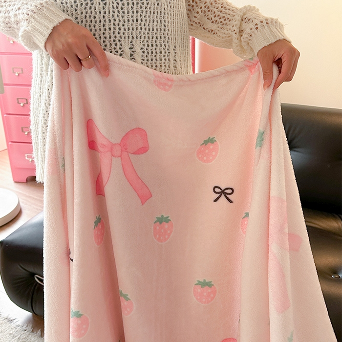 91家纺网 家纺一手货源 找家纺 贝扬思家纺 2025新款四季款双面印花牛奶绒毛毯空调毯 草莓园